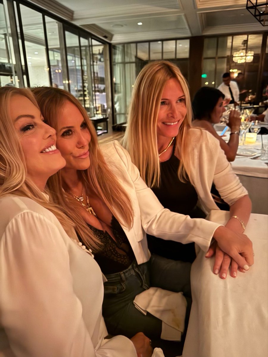 suzikaltman's tweet photo. Love you girls #HappyBirthdayToUs ♋️♋️♋️ https://t.co/wQocvvMOoQ