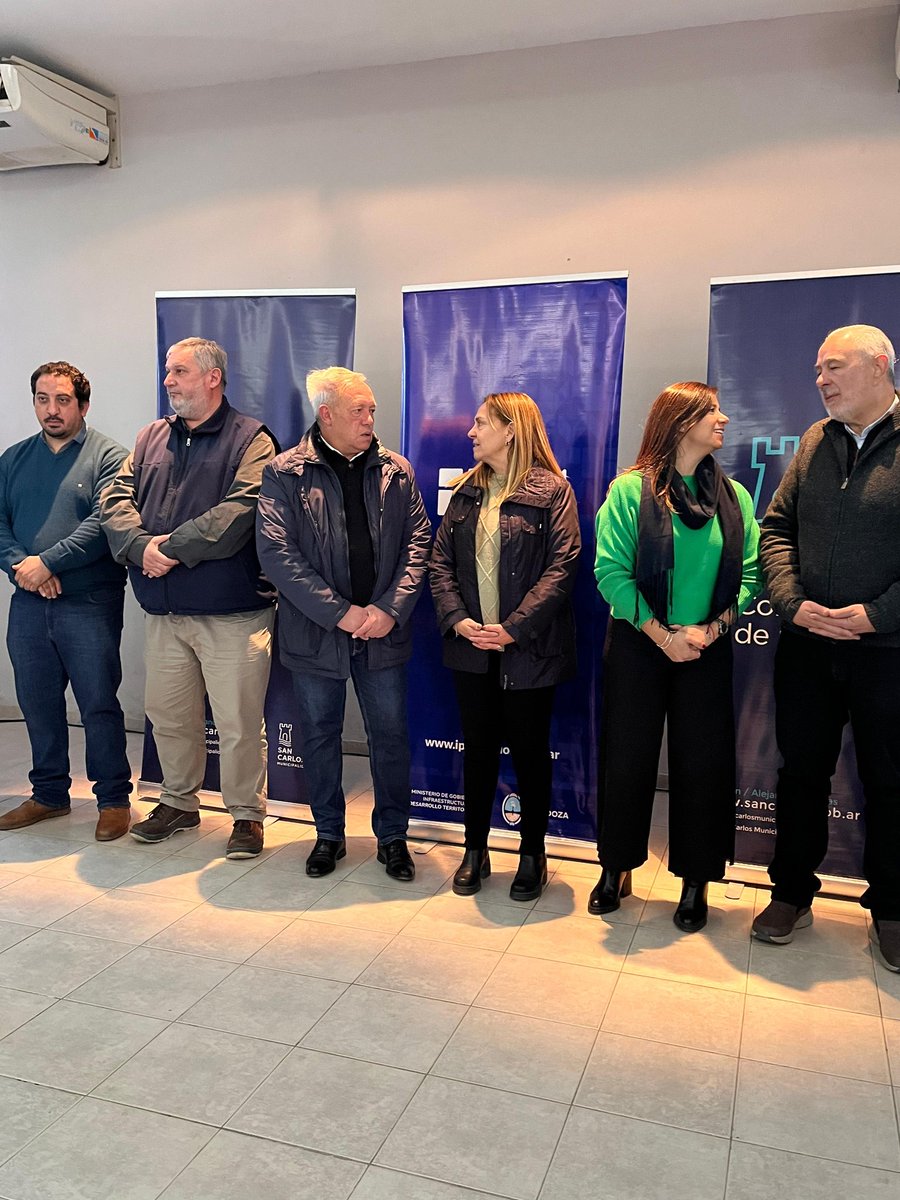 torresmauri's tweet photo. Acompañamos a 31 familias de San Carlos que fueron adjudicadas con el "Programa Mejoro Mi Casa", diseñado para ayudar a familias de bajos ingresos a mejorar sus viviendas. Una gestión que cobra doble valor en el contexto de recesión que atraviesa nuestro país. https://t.co/yQXhZrOq5b