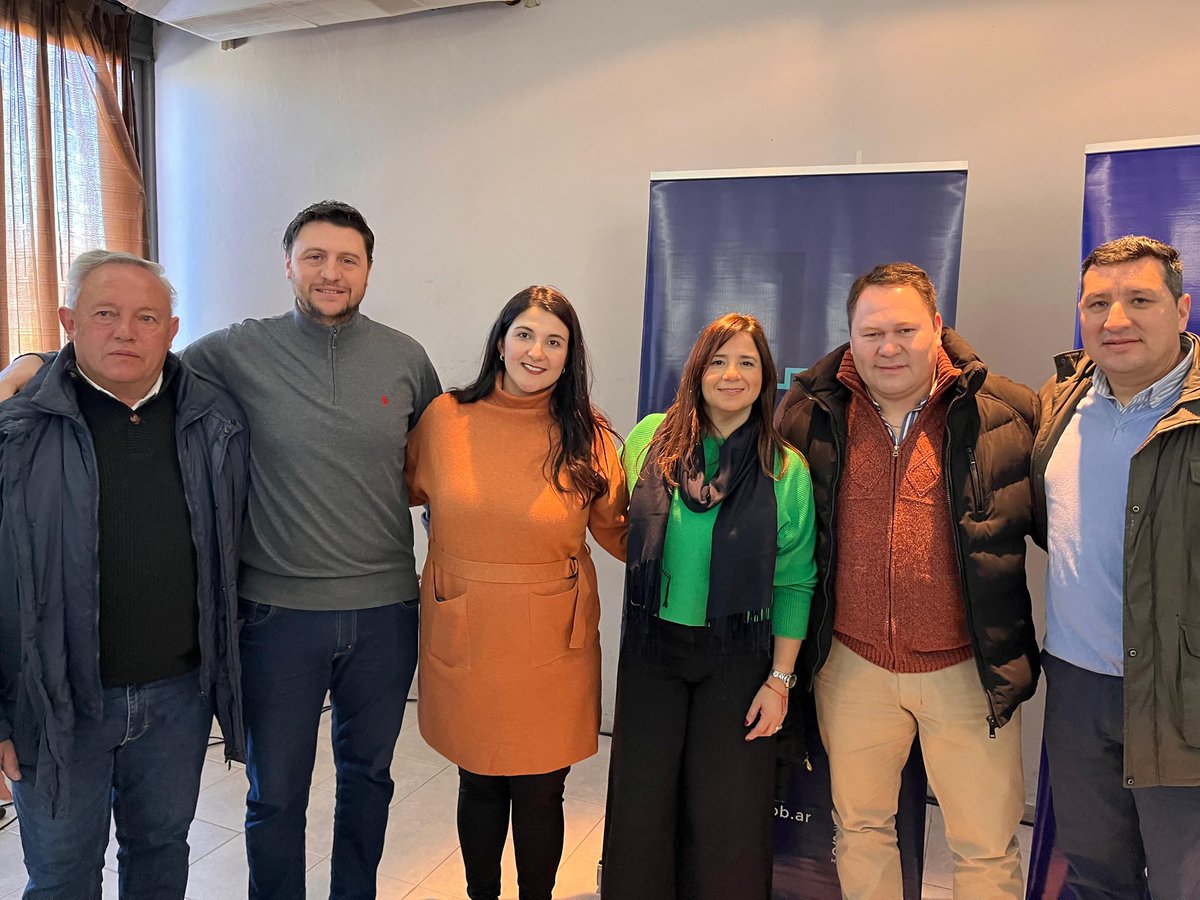 torresmauri's tweet photo. Acompañamos a 31 familias de San Carlos que fueron adjudicadas con el "Programa Mejoro Mi Casa", diseñado para ayudar a familias de bajos ingresos a mejorar sus viviendas. Una gestión que cobra doble valor en el contexto de recesión que atraviesa nuestro país. https://t.co/yQXhZrOq5b