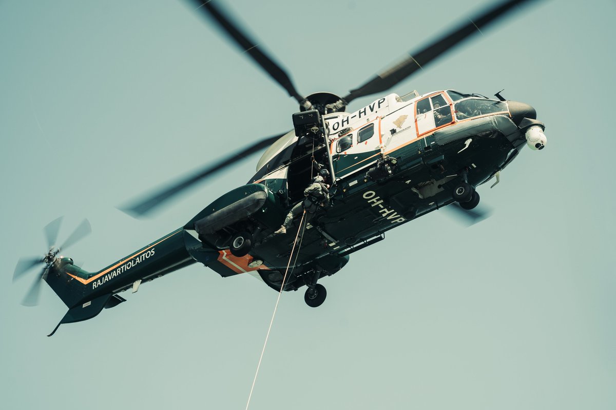 .<a href="/meriraja/">Merivartiosto - LSMV</a> johtokeskuksesta johdetaan myös Rajavartiolaitoksen lentotoimintaa. Meripelastushelikopteri <a href="/rajaheko/">Vartiolentolaivue</a> avustaa muun muassa etsintätehtävissä ja sairaankuljetuksissa sekä  auttaa tarvittaessa myös maastopalojen sammutuksessa. #meriraja24h