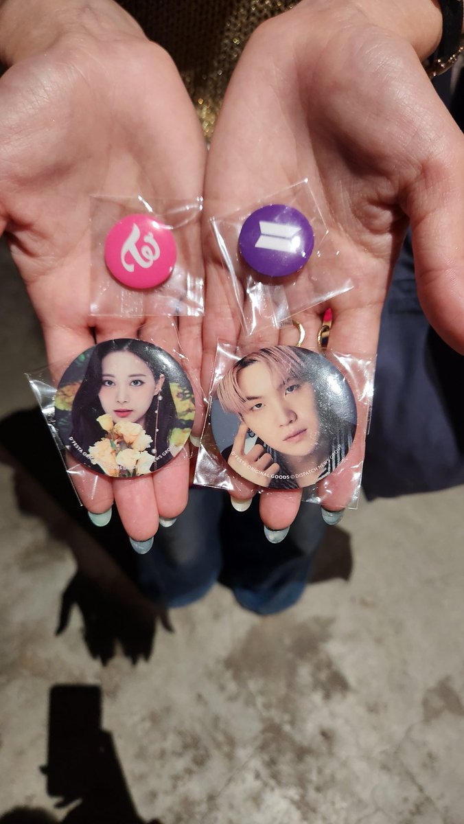V_MS_R's tweet photo. D’FESTA 缶バッチ 交換

譲 BTS ユンギ TWICE ツウィ
求 BTS ジン以外 （テテ優先）
     TWICE ジヒョ

今会場におります！
後日郵送でも大丈夫です。

よろしくお願いします！！ https://t.co/4DXmTbRfu9