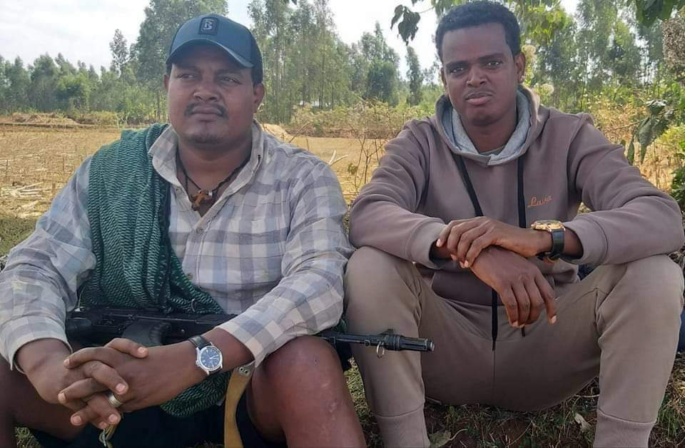 TMA1961's tweet photo. የዮኒቨርስቲ መምህር የነበረና የሶስተኛ ዲግሪውን (የ PhD ትምህርቱን) በማጠናቀቅ ላይ የነበረ፣ እርጋታና አስተውሎት የታደለ፣ በሳልና አሰላሳይ ምሁር ነው - ዛሬ ግን ነፍጥ ያነሳ፣ ለህዝብ ህልውና መጠበቅ ጫካ የገባ ጀግና ፋኖ ነው።

ንግግሮቹ የተመጠኑ፣ ግራ ቀኝ አንድምታን የመዘኑ አንደበተ-ርቱዕና አፈ-ማር ከመሆኑም በላይ ሃገራዊና ከባቢያዊ ፖለቲካዊውን በውል የተረዳ አመለ-ሸጋ ወጣት ነው። 

ከአብን መስራቾች ከጥቂቶቹ ውስጥም የነበረ ቢሆንም የአማራ ህዝብ የህልውና አደጋ በዘላቂነት ሊፈታ የሚችለው በነፍጥ መሆኑን አምኖ… ነፍጡንም ብዕሩንም ይዞ የትግል ሜዳ ላይ ያለ ጀግናና አዋቂ ታጋይ ነው።

እያወራን ያለነው ስለ እጩ ዶክተር ተሰማ ካሳሁን ነው። በርታልን ወንድማለም!©@bw