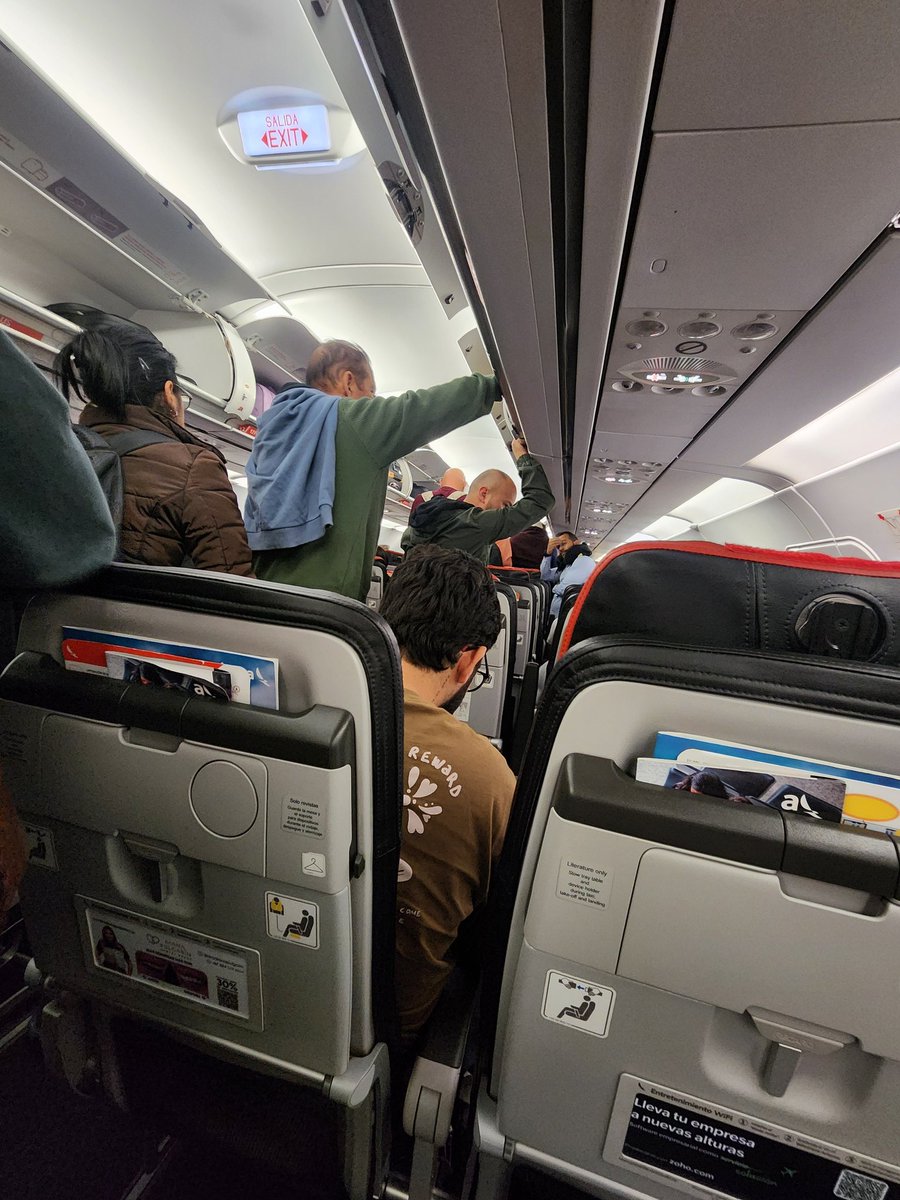 tathianaurbinam's tweet photo. Como dijo @cejaspobladas cual es el hp afán... no sé si creen que van a salir más rápido o los van a dejar bajar por las ventanas, el vuelo acaba de aterrizar y ya estaban todos de pie y con maletas se mamaron como 10 minutos de pie 🤣🤣 https://t.co/xab7ijzUbH