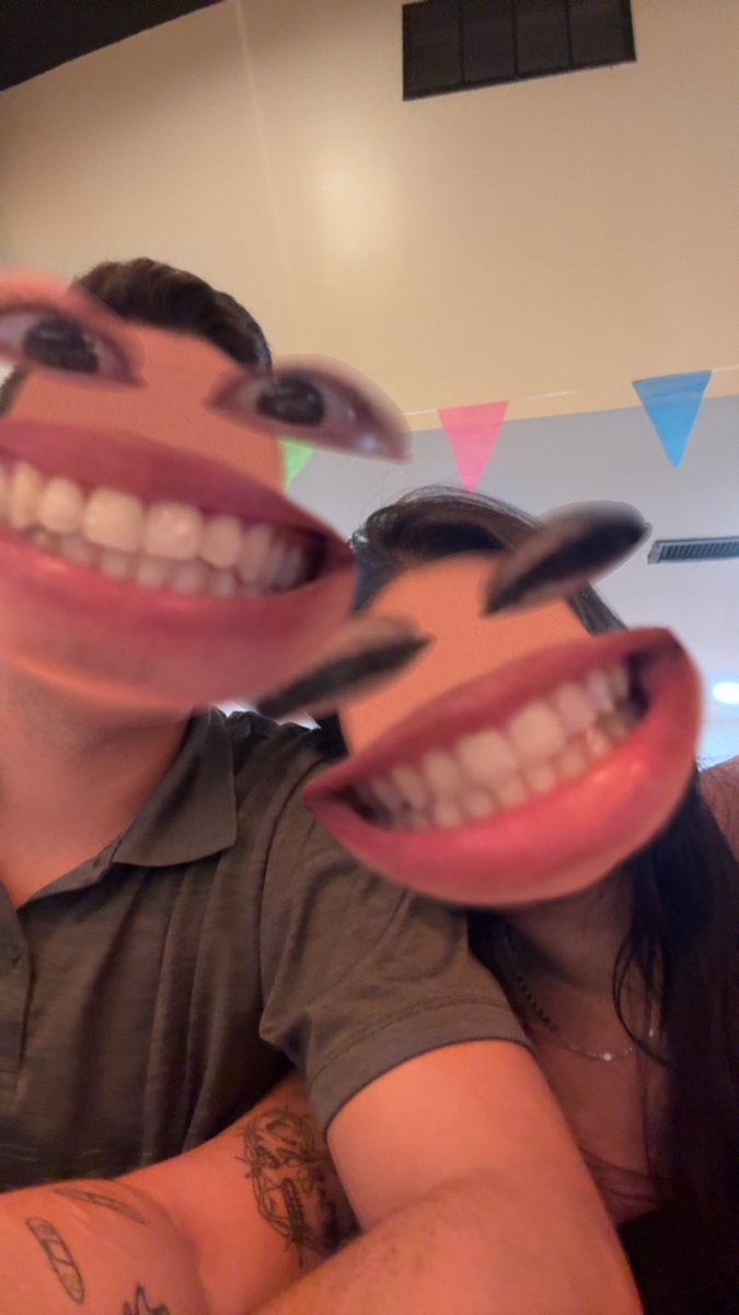 lalinhavic's tweet photo. jaja fznd 1 ano que ele dirige 2/3hrs pra me ver (as vezes só pra me dar um abraço ou beijo ou me levar pra comer) e mais 1 hr e meia a 2 pra voltar, e eu sempre questionando se ele me ama msm 😍 https://t.co/LgkPHYyRrp