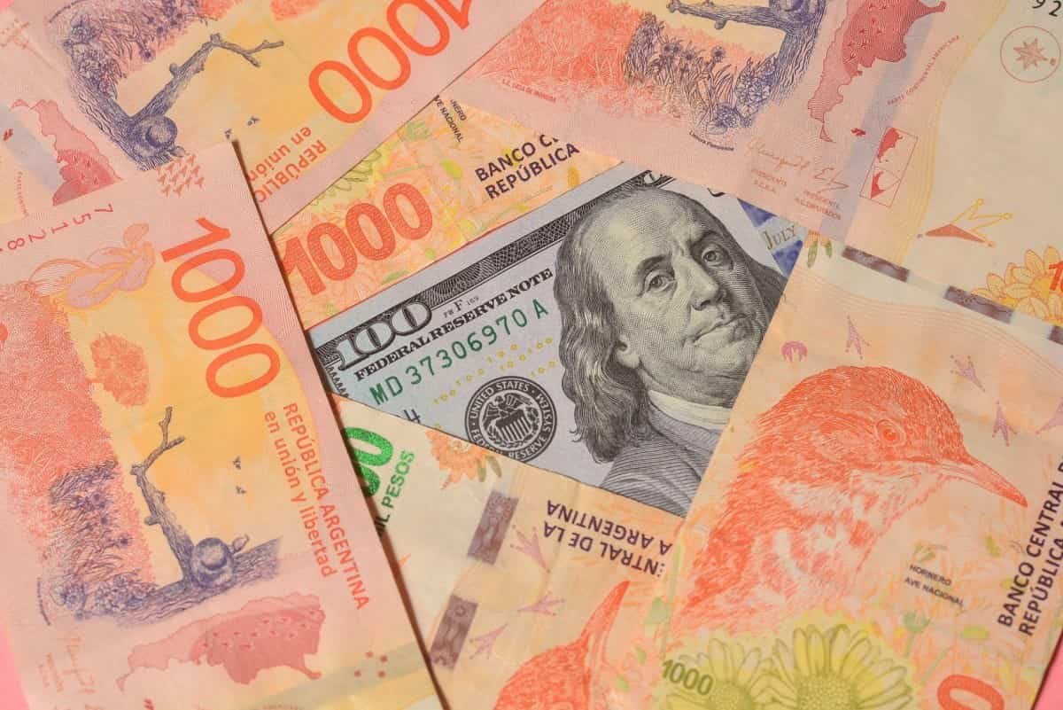 franperez_co's tweet photo. — Si el dólar llegó a 1500 ¿Por qué se dice que el dólar está bajando? 💵💵💵
— Te cuento:

Sin importar preferencias políticas, es una realidad que el dólar viene bajando desde que arrancó el año. Es normal que confunda porque, aunque vivamos con inflación hace décadas, mucha gente todavía no entiende la inflación.

Y en vez de insultarnos, deberíamos encontrar mejores formas de explicarlo (los termos de ambos 'lados' van a insultar igual porque pensar es más difícil).

Imaginate que vos y tus amigos hacen un viaje. Son muchos y salen a la ruta en 10 autos. 🚘

Al principio, todos están viajando juntos a 50 km/h. Luego se ponen de acuerdo para acelerar y viajar a 100 km/h. Pero por alguna razón, tu auto no avanza a más de 70 km/h. 💨

Como el número 70 es más alto que 50, podemos decir que tu auto va más rápido. Pero como ahora los otros van a 100 km/h, todos dicen que vos vas más lento. 🐢

Ambas afirmaciones son correctas. La primera, se refiere al número nominal. La segunda, al número real o relativo.

En términos nominales (el numerito que vemos en pantalla), el dólar subió y llegó a 1500. Pero como la inflación fue muchísimo mayor y todos los precios subieron mucho más, en comparación, el dólar queda más barato (precio real).

✍️ Hacé el ejercicio:
Mirá cuánto era tu sueldo a finales de octubre 2023 y dividilo por el dólar de ese momento (apróx $990 dependiendo donde mires).
Después hace lo mismo con tu sueldo actual y el dólar a 1500. Te va a dar un resultado más alto, porque los sueldos subieron en dólares.

Eso no significa que los sueldos rindan más o que estemos viviendo una fiesta de sueldos altos. A esto se suma otra complejidad: perdimos poder adquisitivo. Es decir, todos ganamos más dólares, pero nos alcanza para comprar menos cosas. ¿Qué onda?

Como el precio en pesos de todos los bienes y servicios sube pero el valor del dólar no acompaña, todo termina aumentando en dólares. Ejemplo:

☕️ Café a 1500 con un dólar a 990
1500 / 990 = $1.51

☕️ Café a 3000 con un dólar a 1500
3000 / 1500 = $2

El café aumentó al doble, pero el dólar no. Entonces, el café sale más caro en dólares.

Otra forma de verlo: El dólar está bajando y el peso está subiendo. Ahora cada dólar compra menos cosas. Por eso se dice que Argentina está cara en dólares.

Entonces:
- Las cosas aumentaron mucho, medido en pesos y en dólares.
- Los sueldos aumentaron mucho (aunque menos que el resto), medido en pesos y en dólares.
- El dólar no subió casi nada. Entonces, en comparación, bajó. Comprar un dólar ahora es más barato que hace 6 meses.

Para algunos esto es básico, pero no tienen la paciencia para explicarlo. Si se les ocurre una mejor forma, bienvenidos.

La mayoría no lo entiende pero es importante entederlo. Te permite tener conversaciones más maduras y es más fácil analizar la situación actual (y más difícil que te quieran vender humo).