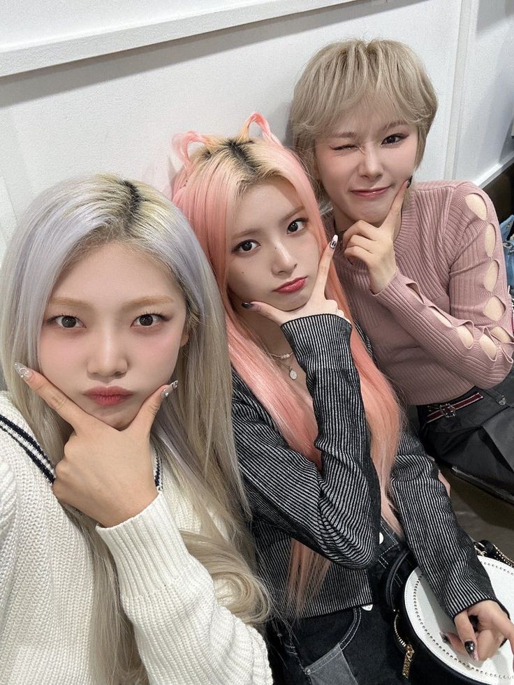 FGlowsting's tweet photo. EVERGLOW shared through Fancafe that Mía, Onda and Yiren suffered a car accident where fortunately no one was injured.

– However, Mía is currently suffering from some muscle pain so she will not be participating in any scheduled activities next week.

#EVERGLOW #에버글로우 https://t.co/h6L29ZYfl9