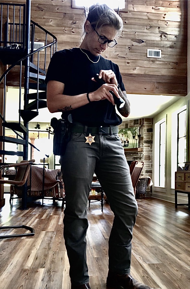 BexxCarter's tweet photo. who would’ve thought i’d end up being in law enforcement #deputycarter https://t.co/dJ91bXJNK7