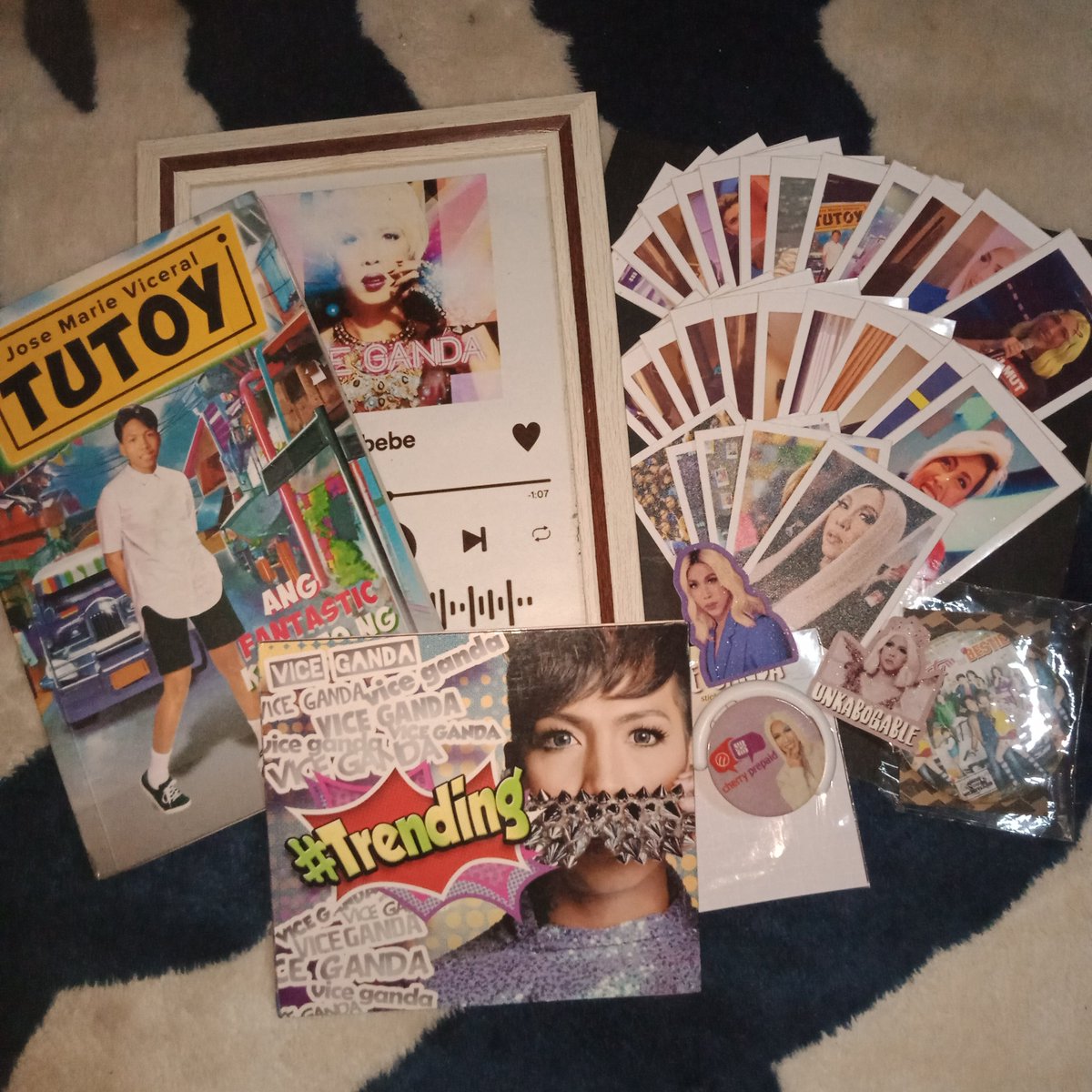 vkbliss_'s tweet photo. Hola, I'm selling my VG's merchandise collection.

TAKE ALL for 500 pesos
Free sf depending on location
•Spotify scannable frame
•Trending album
•Tutoy book
•Random pictures &amp; stickers
•Beauty and the bestie pin
•Phone holder 
You can also DM me on my FB account
#ViceGanda https://t.co/WimuLACcIl