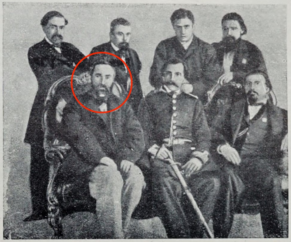 le9na's tweet photo. 13 DE JULIO DE 1865

Se suicida William Whytehead, inglés, Ingeniero Jefe del Estado paraguayo

Nacido en Yorkshire el 11 de Julio de 1832*, era de distinguida familia, escocesa de origen, hijo de William y Elizabeth. En la Casa Blyth, Whytehead había desempeñado el cargo de “Consulting Engineer”, o Ingeniero asesor. Durante el año 1854 parece haber estado en Francia, llamado para dirigir la fabricación de armas y proyectiles, también ese mismo año, estaba en tratativas con la Casa Griffith para encargarse de la agencia de hélices patentadas para esa firma. Tenía varios inventos patentados (mejoras en máquinas de vapor) y había publicado folletos sobre ellos; inclusive parece haber redactado o dirigido durante un tiempo THE ARTIZAN, la importante publicación técnica periódica sobre construcción y mecánica que vió la luz en Inglaterra en aquellos años.

Su contrato con el gobierno paraguayo había comenzado en 1854. Una carta de Solano Lopez a Whytehead, fechada en París el 26 de octubre parece ser decisiva en sus términos, especifica que “el sueldo será de 400 libras”. Para venir al Paraguay Whytehead dejó en Inglaterra su familia, constituida por la madre y tres hermanas solteras. Llegó a Asunción el 25 de enero de 1855, a bordo del Tacuarí con el General López que terminaba su misión por Europa.

Entre todos los técnicos contratados en el período 1850—1865 por el gobierno paraguayo, con los títulos y definida personalidad humana y profesional del Ingeniero Whytehead; ninguno que dejase tan honda huella en la empresa actualizadora estatal. El sueldo de Whytehead como ingeniero Jefe del Estado era el más alto hasta entonces percibido en el país, si se exceptúa el Presidente.

Como todos los directivos en su misma situación, Whytehead disfrutaba de otros privilegios y beneficios; tenía derecho a dos caballos, comida, alojamiento y sirviente. Dicho sea de paso, no siempre utilizó todas estas regalías, o las utilizó solamente en forma precaria. Aunque en el documento en que su segundo contrato en 1857 se establece que “el gobierno me proveerá de casa habitación durante los últimos tres años” prácticamente el único privilegio que usufructuó parece haber sido el de los montados.

El edificio donde se alojó fue la llamada “Casa de la Ribera” o “El Castillo” por poseer un piso alto: casona señorial al uso de la época, conocida entre los nativos como Machain-cué.

En la oficina de Whytehead convergieron pues todos los movimientos y actividades de las distintas dependencias técnicas: Altos Hornos, Astillero, Fundición, Arsenal, obrajes auxiliares. También ejerció la superintendencia de las obras del ferrocarril. Sólo quedaron fuera de su jurisdicción el telégrafo, la sanidad, y la edificación no relacionada con el Ministerio de Guerra y Marina, iglesias, palacios y residencias del Presidente o su familia; teatro, etc.

Whytehead visitaba a menudo al Ministro de Guerra y Marina, General Francisco Solano López, con quien discutía y preparaba el plan de actividades, y al que presentaba luego el resultado de sus trabajos. Casi siempre era el General quien hacía llamar a Whytehead; pero también este acudía al despacho del Ministro por propia iniciativa en múltiples emergencias. Cuando se comunicaban por nota, en esos primeros años, lo hacían en francés. El Ministro consultaba con Whytehead, no sólo los asuntos pertinentes a su cargo, sino también otros, que dan idea de la confianza que en su competencia y criterio depositaba el gobierno.

A principios de 1860, cumplidos ya tres años de su segundo convenio y a cinco de su primer contrato, Whytehead decidió regresar a Inglaterra, a disfrutar del descanso merecido, y que el contrato le aseguraba. Asi lo realizó, saliendo de Asunción el 21 de marzo de ese año.

Al ausentarse, dejaba tras sí un gran prestigio como persona y como profesional. Cinco vapores botados en los Astilleros proclamaban su dinámica gestión, el Ferrocarril comenzaba a asentar sus rieles; Ybycuí proveía al Arsenal de hierro y fundía un número creciente de piezas cada vez más variadas y complejas; en el Arsenal los talleres respondían en la forma más organizada posible a los pedidos de armamento, de maquinaria, repuestos y accesorios mecánicos requeridos por las diversas secciones; aparte la labor complementaria de la fundición en los Altos Homos: ajuste, torneado, calibrado de cañones y obuses, “rebarbeado” de piezas diversas.

Ahora bien, si el primer lustro de trabajo, bajo términos al parecer tan favorables, subordinó pues su regreso a la aceptación, por parte del Gobierno paraguayo, de nuevos términos. Se avenia a prestar a servicios por cinco años más, pero el sueldo habría de ser: 1.200 libras. Francisco Solano López contestó a la propuesta de Whytehead:

“Si fuera la primera vez que usted entra al servicio del Gobierno, tendría necesidad de hacer una exposición sobre la calidad de Ingeniero Jefe; pero habiendo ya servido al Gobierno algunos años, y conociendo ya prácticamente las dificultades. . . y el recargo de deberes que han recaído y en aumento seguirán recayendo sobre usted. . . por la presente y en nombre del mismo Gobierno, vengo a aceptar la oferta de servicios que usted hace, no dudando que durante este nuevo contrato seguirá usted desplegando el mismo celo y laboriosidad que en años anteriores”.

Regreso a Paraguay a fines de 1860 y reasumio sus obligaciones. Las conversaciones con el Ministro de Guerra y Marina se reanudaron. Whytehead continuó disfrutando de la plena confianza y del apoyo del Presidente y su hijo y de la de este después de 1862.
Whytehead hizo de intermediario, en peticiones de empleo o de condonación de sanciones a maquinistas u obreros; solicitudes de pasaje o de sueldos, que los técnicos al presentarlas recomendaban a Whytehead, confiando en sus buenas relaciones con el Gobierno. Una vez y otra el Ingeniero Jefe interponía sus buenos oficios en favor de sus compatriotas, y casi siempre obtenía lo que solicitaba: pasaje para un maquinista despedido, y que por esta circunstancia no tenia derecho a ello; o para una viuda, caso tampoco previsto en la contrata; o la libertad de un maquinista u operario arrestado por borrachera o por reincidente desobediencia en el ejercicio de sus funciones (inclusive abandono del trabajo).

No solo ejerció el papel de un verdadero moderador en las relaciones entre el personal inglés y el Gobierno. Más todavía, fue un auténtico benefactor de sus compatriotas, a los cuales socorría moralmente y apoyaba en cuanto pudiera ser sombra o vestigio de derecho, aparte de servir de mediador en sus asuntos económicos, encargándose de enviar a las familias las pequeñas mandas y ahorros, y de prestar dinero a cuantos en apuro se le aproximaban.

A mediados de 1862 recibió Whytehead la noticia de la muerte de su madre fallecida repentinamente de un ataque, en marzo, la muerte de la genitora parece señalar para Whytehead el principio de una nueva época paraguaya, en la cual los acontecimientos adversos se van escalonando, mas la muerte de Don Carlos Antonio en septiembre miento viene a señalar ese año, como crucial para la posición de Whytehead en el orden formal de sus relaciones oficiales.

Nombrado Presidente Francisco Solano López en octubre del mismo año, cesaron casi automáticamente las consultas directas con Whytehead, reduciéndose a las ocasiones muy espaciadas y singulares. Pasó a ocupar el Ministerio de Guerra y Marina el hermano de Francisco Solano, Venancio López, con quien en adelante se entrevistó Whytehead para las consultas.

A fines de noviembre de ese mismo año contrajo Whytehead una enfermedad tropical cuyos primeros síntomas se habían manifestado meses antes, inútilmente le atendieron, uno tras otro, los doctores amigos suyos: Barton, Skinner, Stewart. El mal, crónico, minó las energías físicas de Whytehead, cuando justamente las obras todas entraban, con la Presidencia de Solano López, en una etapa de inéditas exigencias. Sin embargo, sobreponiéndose a todos sus malestares físicos, seguía atendiendo a sus obligaciones; y el trabajo continuaba, aunque con cierto esfuerzo, su ritmo, cuando otra grave circunstancia vino a interferir en él.

El 2 de enero de 1863 Whytehead, junto con el contramaestre Grant, fue víctima de un intento de asesinato. Un peón, de nombre Ramón Pedrozo, reprendido por Grant, primero, luego por Whytehead, agredió a los dos a puñaladas.

Las heridas no fueron muy graves, al parecer; pero en Whytehead la convalecencia fue más difícil, ya que su organismo se hallaba debilitado por meses de enfermedad. Apenas cerrada su herida, se trasladó a Buenos Aires, cuya prensa se hizo eco de su llegada. Allí permaneció casi dos meses en el Hotel Roma, bajo la atención médica del afamado Dr. Leeson, sin adelantar gran cosa, salvo en el reumatismo cervical que le aquejaba, y que cedió de momento ante la más reciente innovación en la materia; las inyecciones de morfina aplicadas en el cuello.

Viajó de regreso el 15 de abril, al llegar confiaba reanudar su trabajo a breve plazo. No pudo hacerlo sin embargo. La herida era cosa ya olvidada, pero la enfermedad tropical (probablemente disentería amebiana) más tarde complicada con hepatitis, rebelde a los médicos, le seguía mortificando, minando lentamente sus energías y haciéndole imposible el trabajo continuado así como la vida social. Todo el resto del año permaneció en su casa, atendido por Skinner, sin hallar alivio.
Al amparo de una ligera mejoría, a fines de 1863, Whytehead volvió a concurrir a su labor diaria de oficina.

Al terminar ese año, ya los signos en el panorama internacional iban configurando las perspectivas de un conflicto, es también por entonces cuando, aunque esporádicos o solapados todavía, empiezan a percibirse los primeros signos de deterioro en el ambiente del trabajo, del Arsenal.

El choque en noviembre de 1864, con el Ministro de Guerra y Marina, puso de relieve de pronto hasta qué punto la imagen del Ingeniero Jefe había sufrido deterioro en el ambiente oficial. La actitud consecuente de Whytehead como amigo hacia personas “non gratas” como Atherton y Cochelet; el hecho sobre todo de haber seguido visitando a Atherton cuando éste salió de la cárcel, debieron perjudicarle bastante en el ánimo del gobierno.

La guerra comenzo a desviar sus recursos, sus personales son enviados a otra parte sin consulta o comunicación previa, frente a estas descortesías, reacciona siempre reivindicando sus atribuciones que consideraba falta de respeto a su persona o a su rango de funcionario. Pero esto no contribuía a hacer más sólida su posición.

El contrato de Whytehead había vencido ya en diciembre de 1864. De acuerdo con los términos del mismo, estaba libre para regresar a su patria. Tal vez un sentido de decencia e hidalguía le impidió sin duda plantear su regreso —que bien pudo hacerlo— en esa fecha, cuando aún se podía salir del país.

En febrero anterior, en una visita de inspección al barco Vesubio, ex-Pulaski, norteamericano, recién adquirido por el Gobierno, el maquinista que le acompañaba no le previno de la existencia de una escotilla abierta al paso de un rincón oscuro, Whytehead cayó por la escotilla a la bodega; el carbón amortiguó en parte el golpe; pero no pudo evitar que el caído se lastimase la cadera.

El accidente, añadido al reumatismo cervical, al agotamiento resultante de su enfermedad crónica y al cansancio psíquico producto de la tensión prolongada. Y por si fuera poco, en abril de 1865 se publica la larga nómina inicial de condecorados por el Gobierno con la Orden del Mérito, la primera creada en el Paraguay; constituida a modo de una Legión de Honor; se confería a los que hubiesen prestado servicios distinguidos al país.

Entre ellos no se encuentraba Whytehead. Omisión deliberada, y más sugestiva en sí misma que cualquier otro indicio, signo de un enfriamiento total en la actitud oficial hacia el eficiente colaborador de diez años. Aquello debió afectarle, no cabe duda, aunque no lo diese a entender.

No sabemos si a consecuencia de la frustrada gestión de la Doterel —de la cual con el retraso consiguiente, pudieron enterarse los ingleses— unida a la muerte de los maquinistas en Riachuelo a la prisión de Gibson y a la realidad del bloqueo el caso es que el estado de ánimo de los empleados británicos empeoró y en los primeros días del mes de julio de 1865 la situación entró en evidente y rápido deterioro.

El 8 de julio Whytehead visitó al Ministro y le comunicó la atmósfera adversa al trabajo que reinaba en el Arsenal, manifestando su deseo de quedarse en casa algunos días pues se sentía cansado y nervioso.

Ello se hizo totalmente evidente dos días después. Whytehead presentó el 11 de julio al Ministro una nota para el Presidente, He aquí los términos de esta carta:

“Excelencia:
Hace tiempo que mi salud viene dejando que desear; y actualmente a causa de los muchos trabajos extraordinarios con que la situación me enfrenta, sufro de un acceso de nerviosidad que me obliga a dejar mi trabajo por unos días. He tenido también que sufrir grave quebranto a causa de la actitud de determinados individuos de) Arsenal; todo esto añadido a ciertos asuntos privados y personales que me reservo explicar a V.E. cuando tenga el honor de verle, me pone en el trance de pedir la gracia de que me permita regresar a Inglaterra tan pronto como las circunstancias actuales lo hagan posible. Soy, Excelencia, su atento servidor”.

No sabemos tampoco si el Presidente contestó y en qué forma: ya que la parte a él respectiva en la correspondencia no se conserva; pero lo que después sucede parece sugerir que su contestación ,si no fue negativa, por lo menos se demoró; y entre tanto, los acontecimientos tomaron cariz definitivo.

El día 12 de julio por la tarde Whytehead, en una nota al Ministro de Guerra y Marina, le comunicaba que un grupo de empleados del Arsenal había llegado hasta las cercanías de su casa insultándole a gritos. Los términos de la carta dirigida por Whytehead a Vicente Barrios dejan entrever que los dicterios de sus paisanos envolvían "una acusación a mi conducta moral, que ningún hombre puede aguantar" . Y seguía pidiendo concretamente al Ministro "que abriese de inmediato una investigación sobre su conducta", y presentando su dimisión para que aquélla pudiese realizarse sin dificultad.

Ante el apremio patente en la nota, Barrios despachó al punto un oficial para que se entrevistase con Whytehead y tratase de tranquilizarlo, asegurándole de nuevo que se haría todo lo que fuera menester para cortar de raíz el asunto. Estas palabras en vez de calmar a Whytehead, debieron contribuir a exacerbarlo.

En las primeras horas del día 13, en la vieja quinta de los Recaldes, Whytehead fue hallado colgado de una viga de su dormitorio. (Según José Leocadio Trujillo, Whytehead se habría suicidado ingiriendo nicotina) Lo descubrió el Dr. Fox, que había ido a visitarlo y que trasmitió inmediatamente la noticia al Ministro Barrios.

Sobre los motivos de su suicidio hay dos versiones, a según José Leocadio Trujillo, que al ser llamado por Lopez a su cuartél, “y temeroso del fin que le esperaba, prefirió por sí mismo quitarse la vida”. Esta versión cae por la preocupación que hasta el último instante muestra Barrios por solucionar el conflicto del Ingeniero con sus subordinados y que tal vez Whytehead podría haber perdido la amistad del Mariscal, pero no su confianza como profesional y eje del aparato técnico. Los hechos y las palabras de Whytehead denuncian claramente en el Ingeniero Jefe el estado que modernamente llamamos “colapso nervioso”.

Al comunicar Vicente Barrios al Presidente la muerte de Whytehead, alude “al sensible suceso". Por orden del propio Presidente se dió al entierro el mayor relieve posible. Se facilitaron caballos a los ingleses que no los tenían, para que pudiesen acompañar la comitiva; a ésta se sumaron oficiales y sargentos del Ejército y la Armada, enviados por el Ministro. Según el parte de Vicente Barrios, fue lucido el acompañamiento hasta la Recoleta, donde fue enterrado el 15 de julio, en el cementerio inglés.

Bloqueado ya el río, interrumpida- la correspondencia, Anne, Jane y Elisa allá en Londres habrían esperado durante meses en vano noticias de su Will, el único varón de la familia, había muerto y su cuerpo se iba mezclando ya a aquella tierra en la cual inútilmente había esperado ver florecer sus anémonas.

El Estado en efecto adquirió la mayor parte de la biblioteca de Whytehead: unos 1.000 volúmenes de arquitectura, mecánica e ingeniería civil y naval; entre ellos 19 libretas de anotaciones y diseños técnicos, quizá aquéllas en las cuales Whytehead había anotado detalladamente todas sus entrevistas con Solano López, en aquellos 10 años. Estas anotaciones, tan preciosas para el diseño histórico de los proyectos de López en todas sus dimensiones actualizadoras, parecen haberse perdido definitivamente.

En su honor en Asunción se nombre la calle “Ing. John Whytehead”. Este nombre equivocado se debe a una confusión del sabio Juan Pérez Acosta y una Escuela Básica Nº 4689 Ing. Willian Whytehead, en el camino que une Altos con Atyra.

*Si bien, hay dos otras fechas de nacimientos atribuidos a Whytehead (1810/1825), doy esta basandome en el censo realizado en Inglaterra en 1841, donde figuran el y una de las hermanas arribas mencionada, ademas de encontrar su fe de bautismo realizado a 11 dias del santo en honor a su segundo nombre.

EXTRAÍDO DE: Los Británicos en el Paraguay (1850-1870) de Josefina Plá.

IMAGEN: William Whytehead (sentado de barba), junto al Cnel. Francisco Fernandez (mostacho) con otros inglesdes del Arsenal de Asunción.