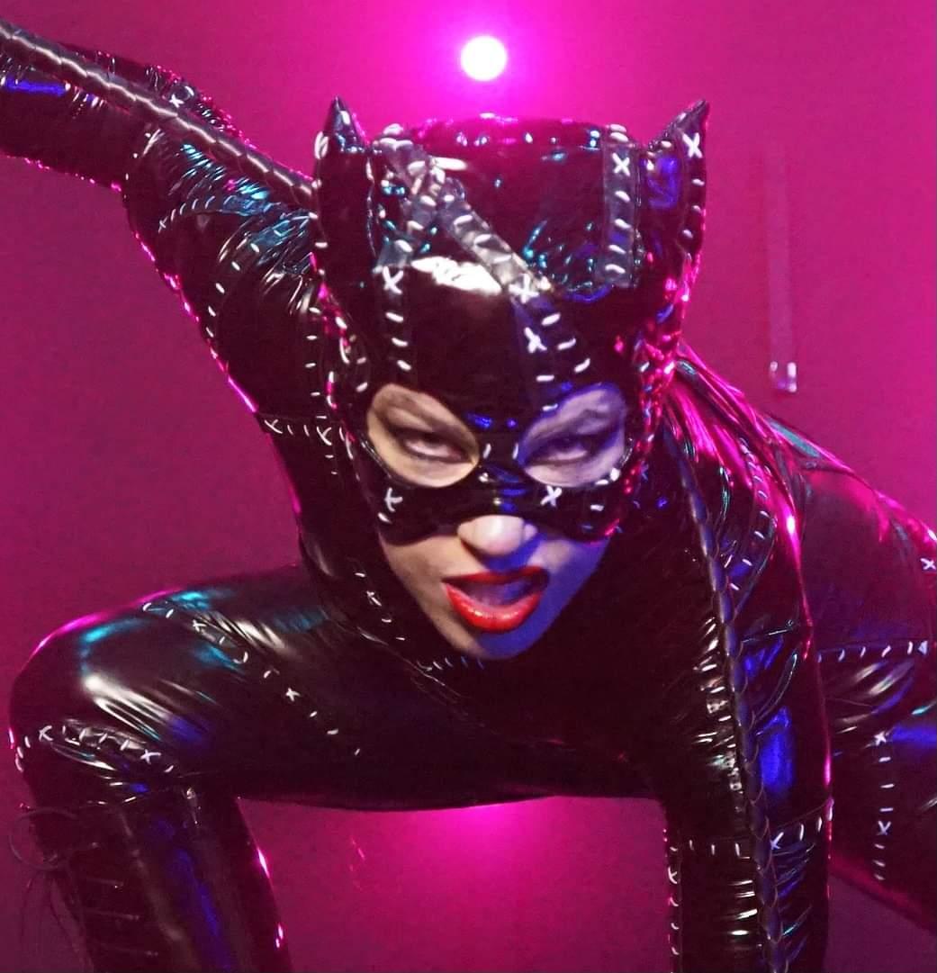 TenraiisC's tweet photo. Catwoman :" Seems like every woman you try to save ends up dead... or deeply resentful. Maybe you should retire." Batman returns ➡️

Photo: @00takaya00
Suit: @miccostumes
 #selinakylecosplay  #catwoman #catwomancosplay #dccosplayer #dccomics  @Batman @DCOfficial @ShareMyCosplay https://t.co/fPwPxyQVWh