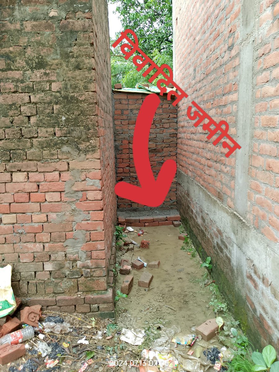 RjbLive's tweet photo. वाह रे अमेठी पुलिस तेरा खेल निराला विपक्षियों से साठ गांठ कर वर्षों पूरानी बनी दीवार को गिराने की साजिश ही रच डाला, विपक्षी कभी भी गिरा सकतें हैं वर्षों पुरानी दीवार  पूरा मा.अमेठी के जायस थाना क्षेत्र के पूरे दीखित गांव @Uppolice @dgpup @amethipolice @RahulGandhi https://t.co/HIDHZEal6p