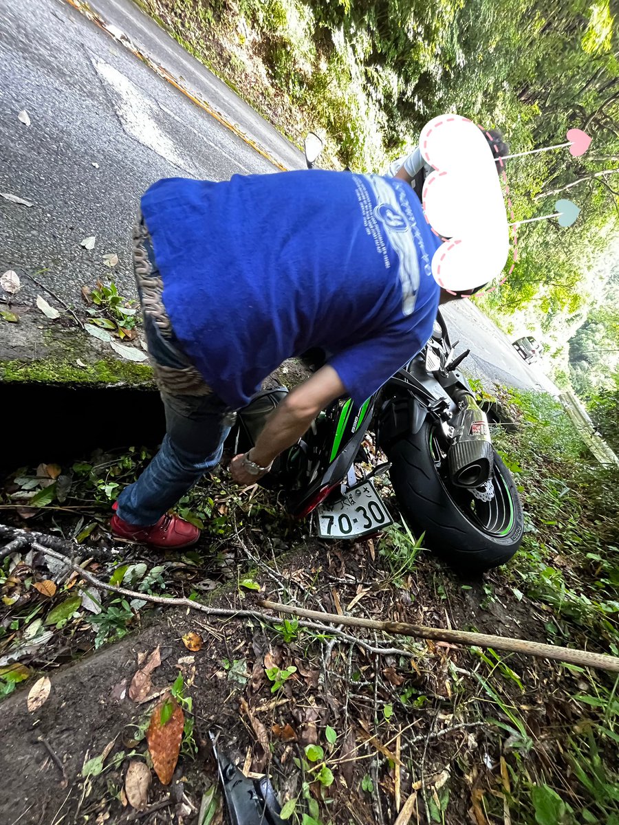 Cbr1000rrCbr's tweet photo. えー単独事故りました笑
怪我は2箇所骨折です🩼
折れたステップが骨盤付近にめり込みました💦

助けてくださった3名の方、声かけてくださった走り屋の方（civic？）ありがとうございました。本当に助かりました。

ご迷惑かけてしまった方々申し訳ありませんでした。 https://t.co/N2ceClTBc9