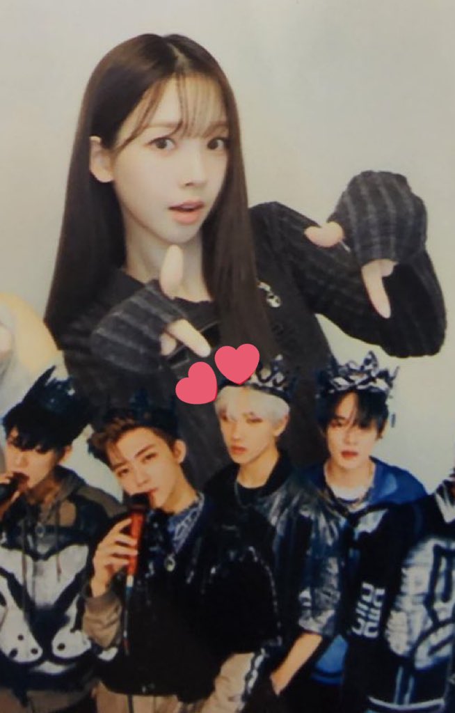 PJSYJM's tweet image. 221116 💙👉🏻🐹

#KARINA pointing at #JISUNG for Kwangya Photobooth