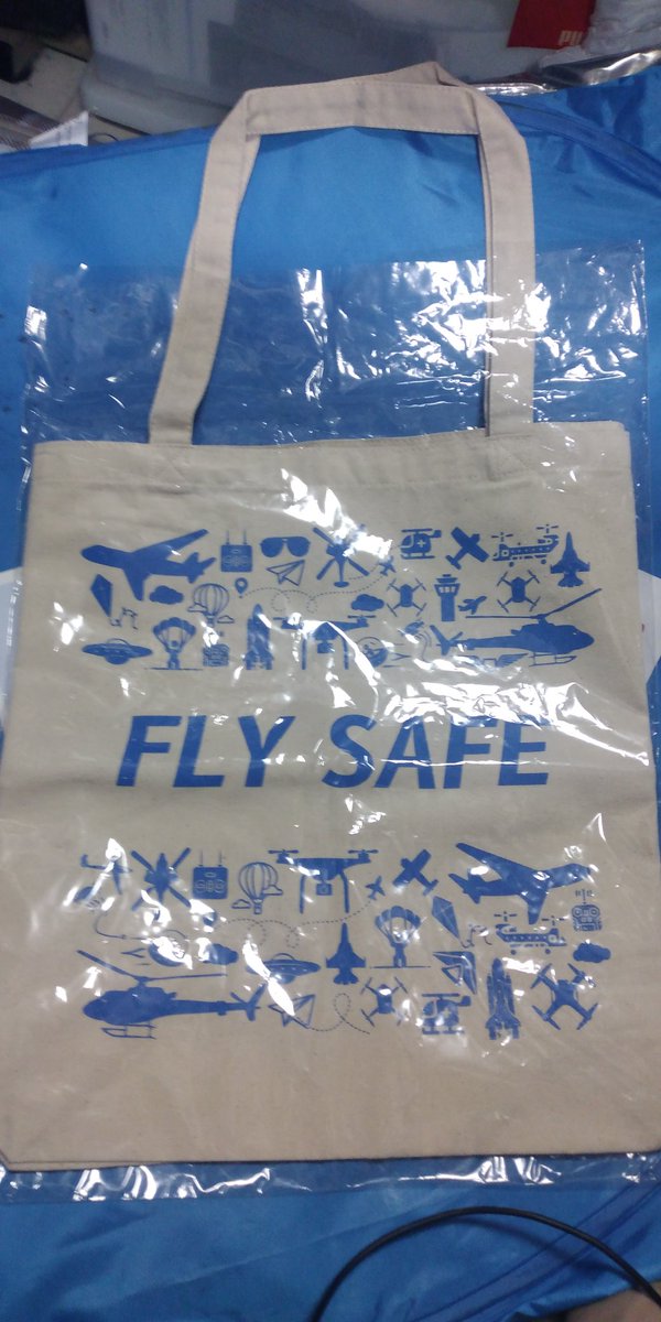 totti0611carrun's tweet photo. 先日のＤ１筑波ラウンドでプレゼントキャンペーンをされておりました
ＦＬＹＳＡＦＥ様よりトートバッグを頂戴致しましたm(_ _)m
素敵なデザインのトートバッグと普段のご活動内容も同封されており色々参考になりましたm(_ _)m
ＦＬＹＳＡＦＥ様、宮精密様、大変感謝申し上げます
#宮精密
#frysafe
#d1 https://t.co/5Ei5OdnilR