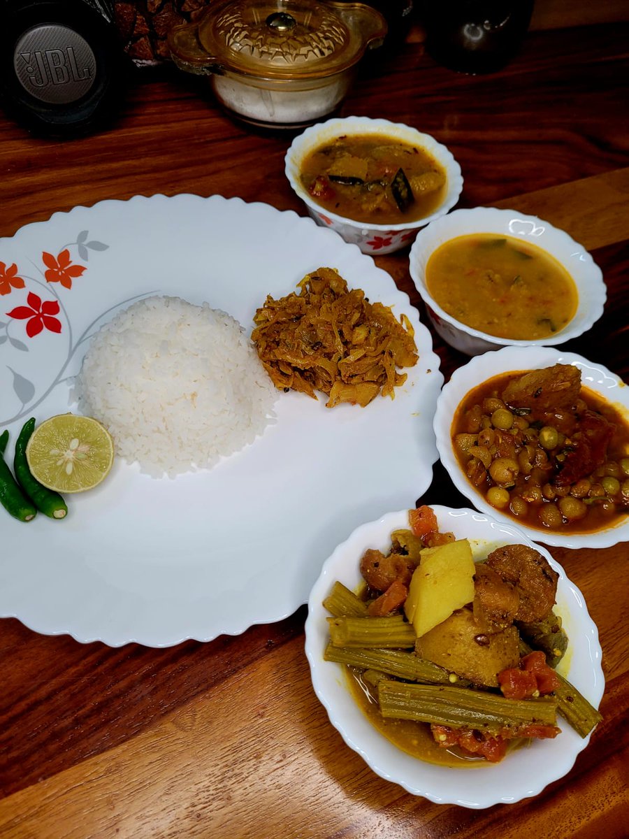 SatapathySilpa1's tweet photo. Today lunch Thali for you👩🍳https://t.co/OFS5ldK3eY
#foodei
#viral https://t.co/yjtrrJHWcM