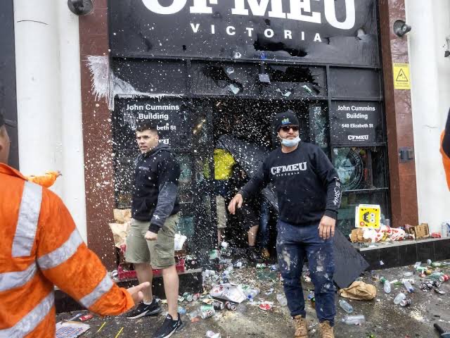 SandyXiaotong's tweet photo. CFMEU RIOT: strongman and alleged wife-beater John Setka demanded all union members take a Covid vaccine else be booted from building sites. This resulted in a riot at the CFMEU HQ causing thousands of dollars of damage. Well done John. 👏 you screwed everyone. #auspol #60minsau https://t.co/O5z3uHIsSQ