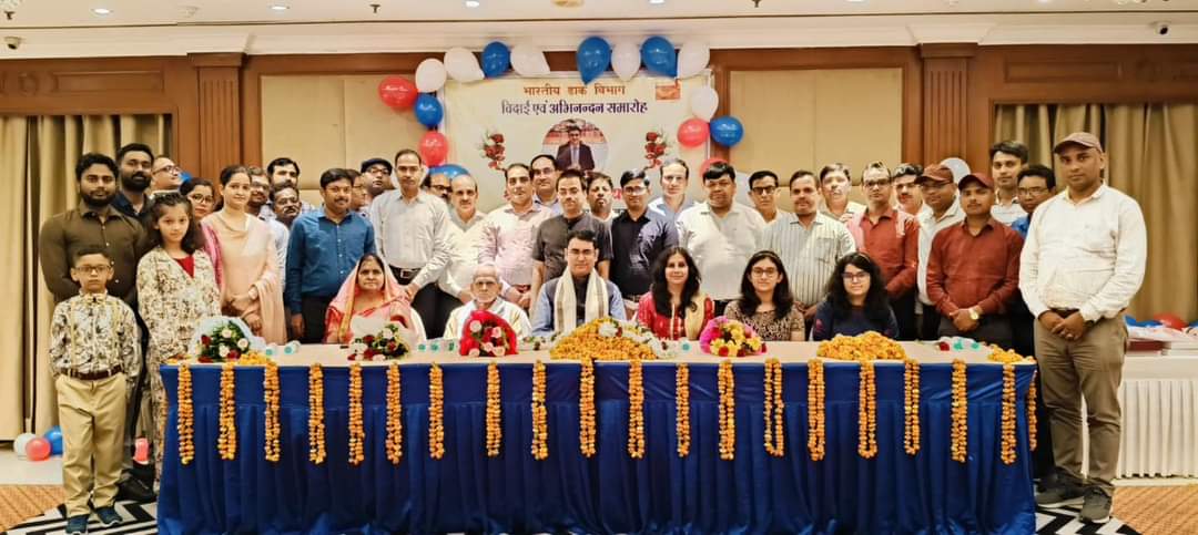 akankshayadava's tweet image. काम करो ऐसा कि एक पहचान बन जाए,
हर कदम ऐसा चलो कि निशान बन जाए,
यहां जिंदगी तो हर कोई काट लेता है,
जिंदगी जियो इस कदर कि मिसाल बन जाए।
🎊🎊💕💕🎊🎊

#Farewell #AkankshaYadav #KrishnaKumarYadav #Life #Varanasai #family #Memories @kkyadava @akshita_pakhi