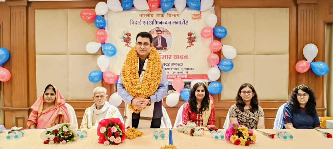 akankshayadava's tweet image. काम करो ऐसा कि एक पहचान बन जाए,
हर कदम ऐसा चलो कि निशान बन जाए,
यहां जिंदगी तो हर कोई काट लेता है,
जिंदगी जियो इस कदर कि मिसाल बन जाए।
🎊🎊💕💕🎊🎊

#Farewell #AkankshaYadav #KrishnaKumarYadav #Life #Varanasai #family #Memories @kkyadava @akshita_pakhi