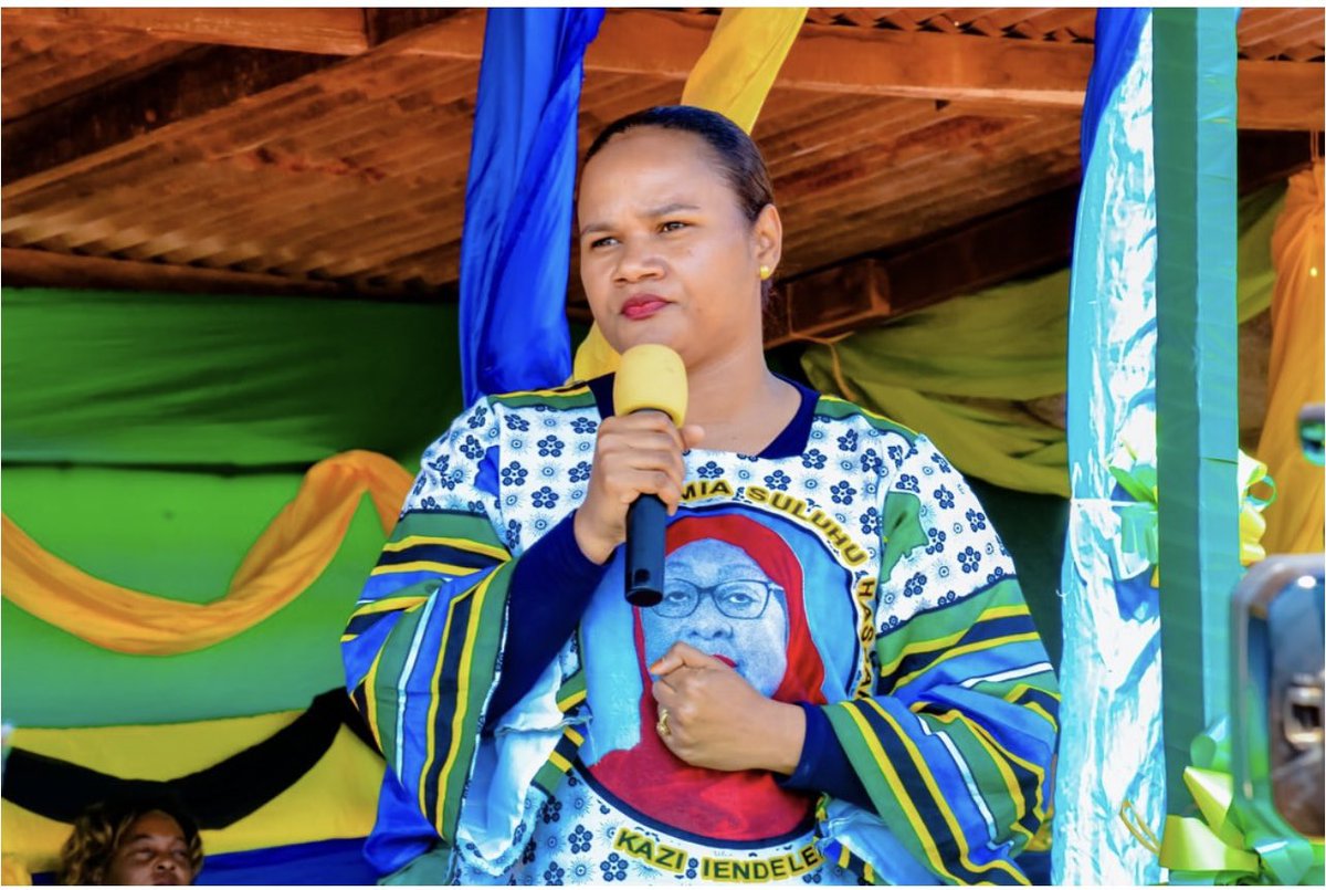 ortamisemitz's tweet photo. KIJIJI CHAWAKATIA BIMA YA AFYA WAKAZI WAKE WOTE

LUDEWA

Wananchi 3,149 wa kijiji cha Mundindi kilichopo Wilaya ya Ludewa mkoani Njombe wametengeneza historia ya kipekee baada ya Serikali ya kijiji hicho kuwakatia bima ya afya wanakijiji wote ili waweze kupata huduma ya afya bila kikwazo cha fedha.

Hatua hiyo imefikiwa baada ya Serikali kulipa fidia Sh15 bilioni ili kupisha miradi ya Liganga na Mchuchuma ambapo kijiji hicho kilikuwa na eneo katika eneo la mradi huo na kukiwezesha kupata fidia ya Sh464 milioni.

Kati ya fedha hizo, na Sh400 milioni kijiji kiliamua kununua hati fungani katika moja ya taasisi ya kifedha hapa nchini.

Hayo yamesemwa leo Julai 12, 2024 na Mwenyekiti wa Kijiji cha Mundindi, Sapi Mlelwa wakati wa hafla ya kuwakabidhi kadi za bima ya afya wananchi hao, iliyofanyika kijijini hapo.

Amesema kiasi hicho cha Sh400 milioni walichonunua bondi ya hati fungani, kinawawezesha kijiji hicho chenye kaya 524, kupata gawio la Sh41 milioni kila mwaka kwa kipindi cha miaka mitano.

Amesema katika gawio la kwanza, wanakijiji walikubaliana kulipiana bima ya afya ambayo thamani yake ni Sh12.9 milioni.

Mkuu wa Mkoa wa Njombe, Anthony Mtaka amesema kijiji hicho ni cha mfano kote nchini kwani viongozi wake wamefanya ubunifu mkubwa wa kuhakikisha afya za watu wao zinatunzwa.