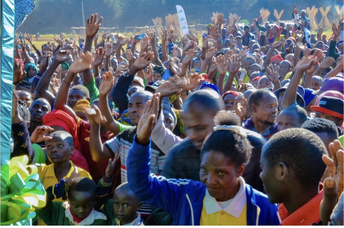 ortamisemitz's tweet photo. KIJIJI CHAWAKATIA BIMA YA AFYA WAKAZI WAKE WOTE

LUDEWA

Wananchi 3,149 wa kijiji cha Mundindi kilichopo Wilaya ya Ludewa mkoani Njombe wametengeneza historia ya kipekee baada ya Serikali ya kijiji hicho kuwakatia bima ya afya wanakijiji wote ili waweze kupata huduma ya afya bila kikwazo cha fedha.

Hatua hiyo imefikiwa baada ya Serikali kulipa fidia Sh15 bilioni ili kupisha miradi ya Liganga na Mchuchuma ambapo kijiji hicho kilikuwa na eneo katika eneo la mradi huo na kukiwezesha kupata fidia ya Sh464 milioni.

Kati ya fedha hizo, na Sh400 milioni kijiji kiliamua kununua hati fungani katika moja ya taasisi ya kifedha hapa nchini.

Hayo yamesemwa leo Julai 12, 2024 na Mwenyekiti wa Kijiji cha Mundindi, Sapi Mlelwa wakati wa hafla ya kuwakabidhi kadi za bima ya afya wananchi hao, iliyofanyika kijijini hapo.

Amesema kiasi hicho cha Sh400 milioni walichonunua bondi ya hati fungani, kinawawezesha kijiji hicho chenye kaya 524, kupata gawio la Sh41 milioni kila mwaka kwa kipindi cha miaka mitano.

Amesema katika gawio la kwanza, wanakijiji walikubaliana kulipiana bima ya afya ambayo thamani yake ni Sh12.9 milioni.

Mkuu wa Mkoa wa Njombe, Anthony Mtaka amesema kijiji hicho ni cha mfano kote nchini kwani viongozi wake wamefanya ubunifu mkubwa wa kuhakikisha afya za watu wao zinatunzwa.