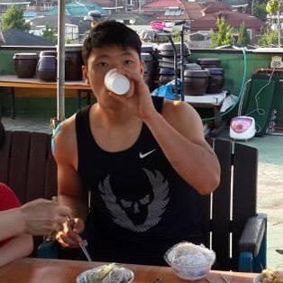 황희찬은
정말 유명한 맵찔이임
본인이 맵찔이인게 들키고 십지않은,..
애기랑 가위바위보내기해서 진 사람 고추먹기햇는데
지가 걸려서 먹고 물원샷때림ㅠㅋㅋ