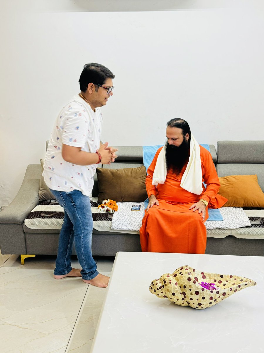 Vikassharmabjph's tweet photo. आज स्वामी कृष्णानन्द जी महाराज ने निवास स्थान पर पहुंचकर आशीर्वाद दिया जिसके लिए उनका हृदय से आभार| https://t.co/faXdaNCj5t