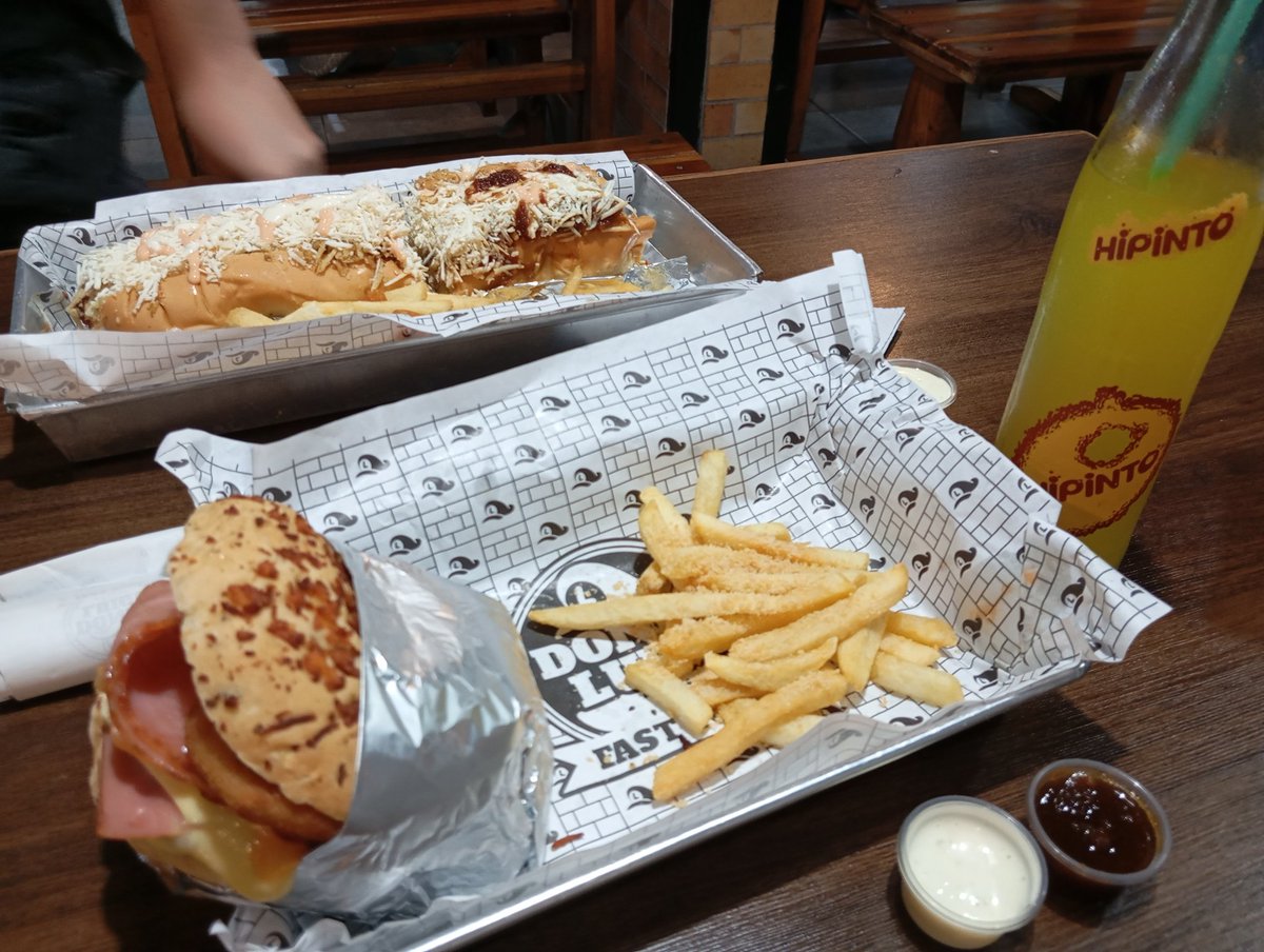 Cocova26's tweet photo. El verdadero quien no conoce a dios a cualquier santo le reza siempre será la comida de Bucaramanga (segunda foto). Y dios bendiga la Hipinto de piña. https://t.co/UGN8bLkXkU