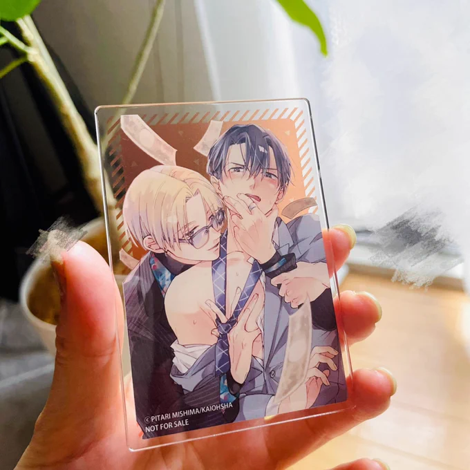 予約特典のアクリルカード届きましたのでサイン入れさせていただきます!写真は私の見本用ですが背景のオレンジ部分がクリアで可愛いですアクカだからけっこう厚みがある…