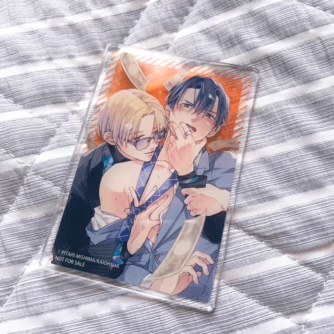 予約特典のアクリルカード届きましたのでサイン入れさせていただきます!写真は私の見本用ですが背景のオレンジ部分がクリアで可愛いですアクカだからけっこう厚みがある…
