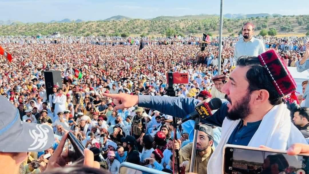 MaulanaZeb's tweet photo. شمالي وزيرستان کښې د ګيله من وزير په جنازه کښی ګډون او څو خبرې!!!
جنازه کښې مو د ميا افتخار حسېن صاب/ اصغر خان اچکزی/ نثار مومند/ نثار علي داوړ او د Anp د ګن شمېر د سیمې مرګرو سره ګډون اوکړو.
جنازه کښې د لکونو په شمېر پښتنو ګډون اوکړو ېو شمېر مشرانو  مهمې قامي خبرې اوکړې... https://t.co/oFN1y1z4Yx