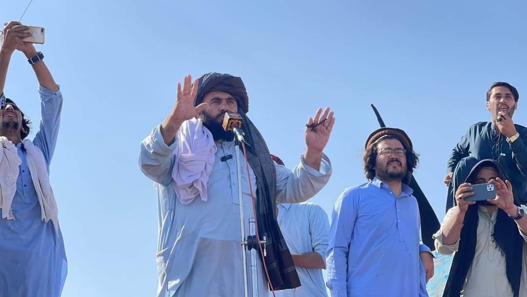 MaulanaZeb's tweet photo. شمالي وزيرستان کښې د ګيله من وزير په جنازه کښی ګډون او څو خبرې!!!
جنازه کښې مو د ميا افتخار حسېن صاب/ اصغر خان اچکزی/ نثار مومند/ نثار علي داوړ او د Anp د ګن شمېر د سیمې مرګرو سره ګډون اوکړو.
جنازه کښې د لکونو په شمېر پښتنو ګډون اوکړو ېو شمېر مشرانو  مهمې قامي خبرې اوکړې... https://t.co/oFN1y1z4Yx