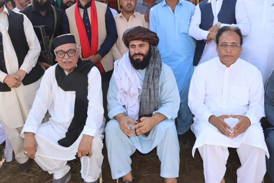 MaulanaZeb's tweet photo. شمالي وزيرستان کښې د ګيله من وزير په جنازه کښی ګډون او څو خبرې!!!
جنازه کښې مو د ميا افتخار حسېن صاب/ اصغر خان اچکزی/ نثار مومند/ نثار علي داوړ او د Anp د ګن شمېر د سیمې مرګرو سره ګډون اوکړو.
جنازه کښې د لکونو په شمېر پښتنو ګډون اوکړو ېو شمېر مشرانو  مهمې قامي خبرې اوکړې... https://t.co/oFN1y1z4Yx