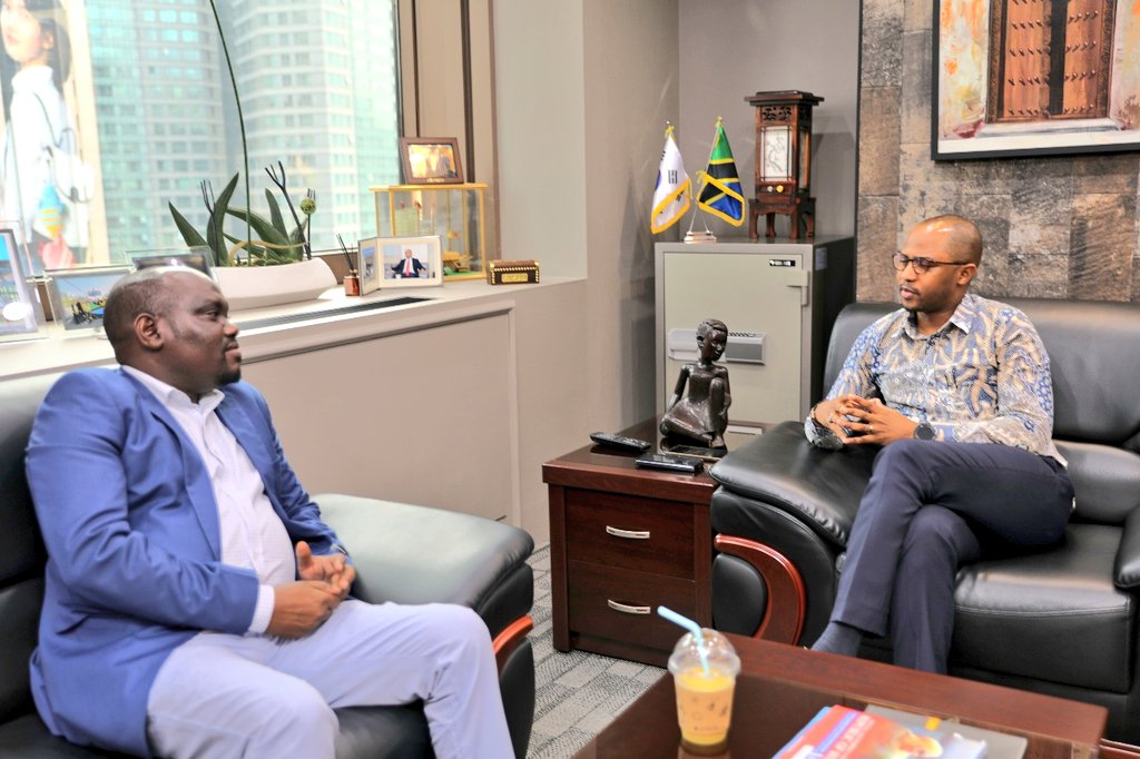 tonytogolani's tweet photo. Habari ya dunia sasa ni Mabadiliko ya Tabia Nchi. Fursa nyingi ziko huko. Inatia faraja kuona Bwana. Gideon Sanago anatuwakilisha vizuri katika mjadala unaoendelea hapa Korea Kusini katika vikao vya Loss and Damage Fund (LDF2) na Green Climate Fund (GCF).  

Gideon ni Mjumbe wa Bodi ya Umoja wa Mataifa ya Mtandao wa Santiago (UN Santiago Network on Loss and Damage). 

Gideon si mwanadiplomasia wala mtumishi wa umma. Yeye anatoka kwenye jumuiya za kiraia. Ushiriki wa jumuiya za kiraia ni muhimu na huchangia sana katika mafanikio ya diplomasia yetu. Amenielimisha mengi kuhusu fursa zilizopo katika eneo hili. Tunahitaji akina Gideon wengi katika kuleta matokeo makubwa kwenye diplomasia yetu.