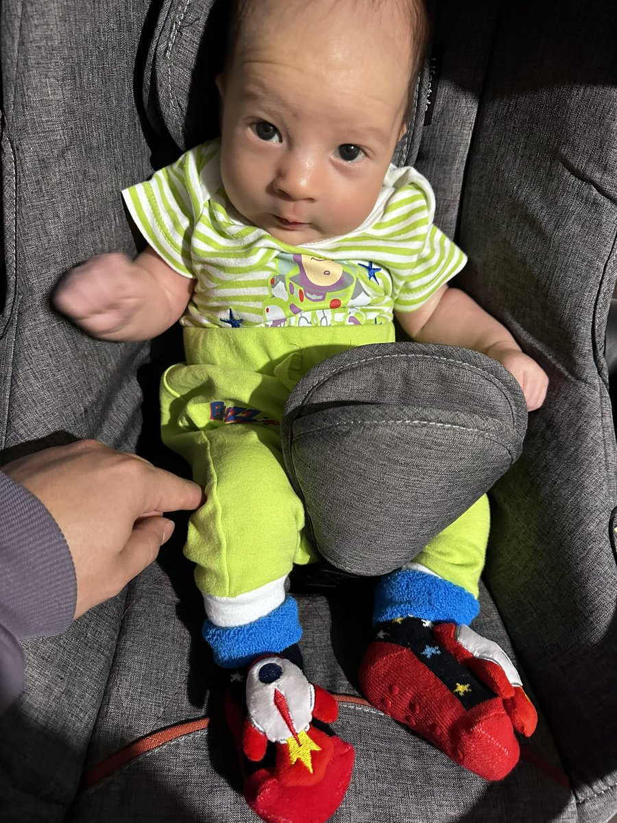 KevinVanVest's tweet photo. Baby van coco ya está muy espacial con sus calcetines no oficiales de la nave María Tijuana @canaltranscom #Ecdqemsd https://t.co/fNkgKruRF3