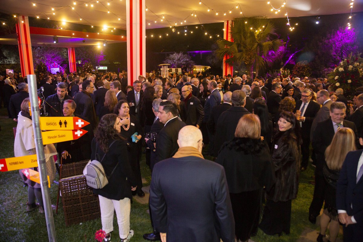 ignaziocassis's tweet photo. La fête nationale du #1erAout &amp; le jubilé des 140 ans de relations bilatérales : autant d’occasions festives qui nous ont réunis dans les jardins de notre ambassade à #Lima 🥂🎉 Riches échanges entre communautés 🇨🇭 &amp;  🇵🇪 autour de mets #péruviens aux touches typiquement suisses. https://t.co/nXyrrMuwVZ