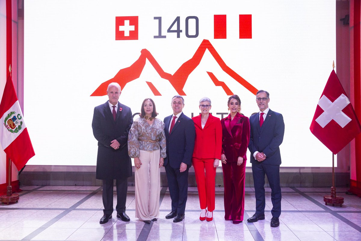 ignaziocassis's tweet photo. La fête nationale du #1erAout &amp; le jubilé des 140 ans de relations bilatérales : autant d’occasions festives qui nous ont réunis dans les jardins de notre ambassade à #Lima 🥂🎉 Riches échanges entre communautés 🇨🇭 &amp;  🇵🇪 autour de mets #péruviens aux touches typiquement suisses. https://t.co/nXyrrMuwVZ