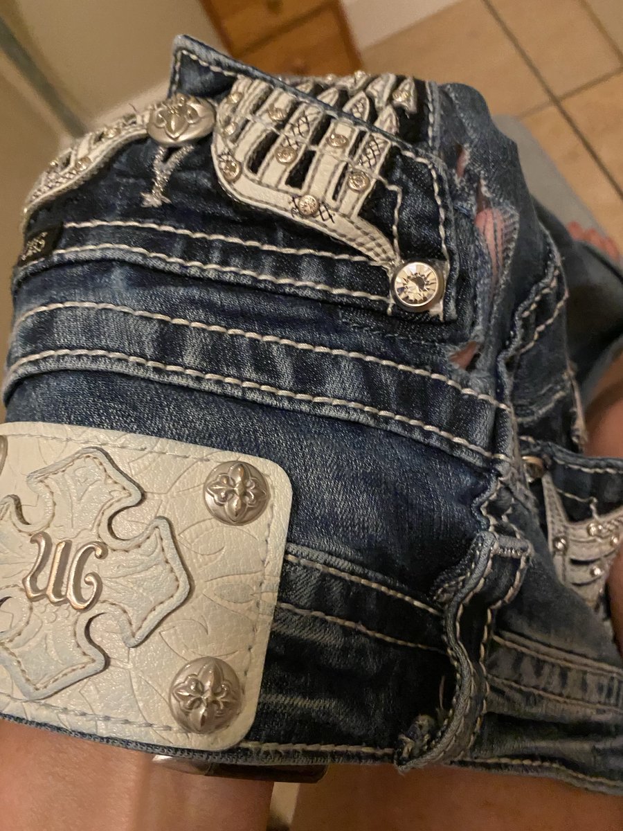 SYS329's tweet photo. Miss me jeans, your letting me down in soooo many ways!! Wth!!! https://t.co/pT1gdsdXlN