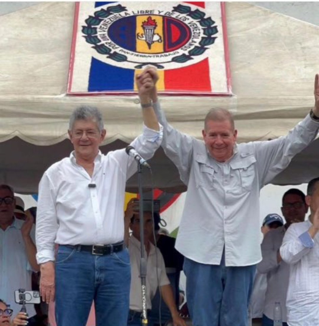 jlgarces's tweet photo. Si yo fuera candidato ni a punta de pistola me tomo la foto con este reptil. Luego de esto yo me pregunto ¿Qué carajo aporta AD en el proceso de recuperación del país? Son el origen del mal desde su mismo nacimiento ¿Para qué enlodarse con ellos? https://t.co/P5xuCnQM5K