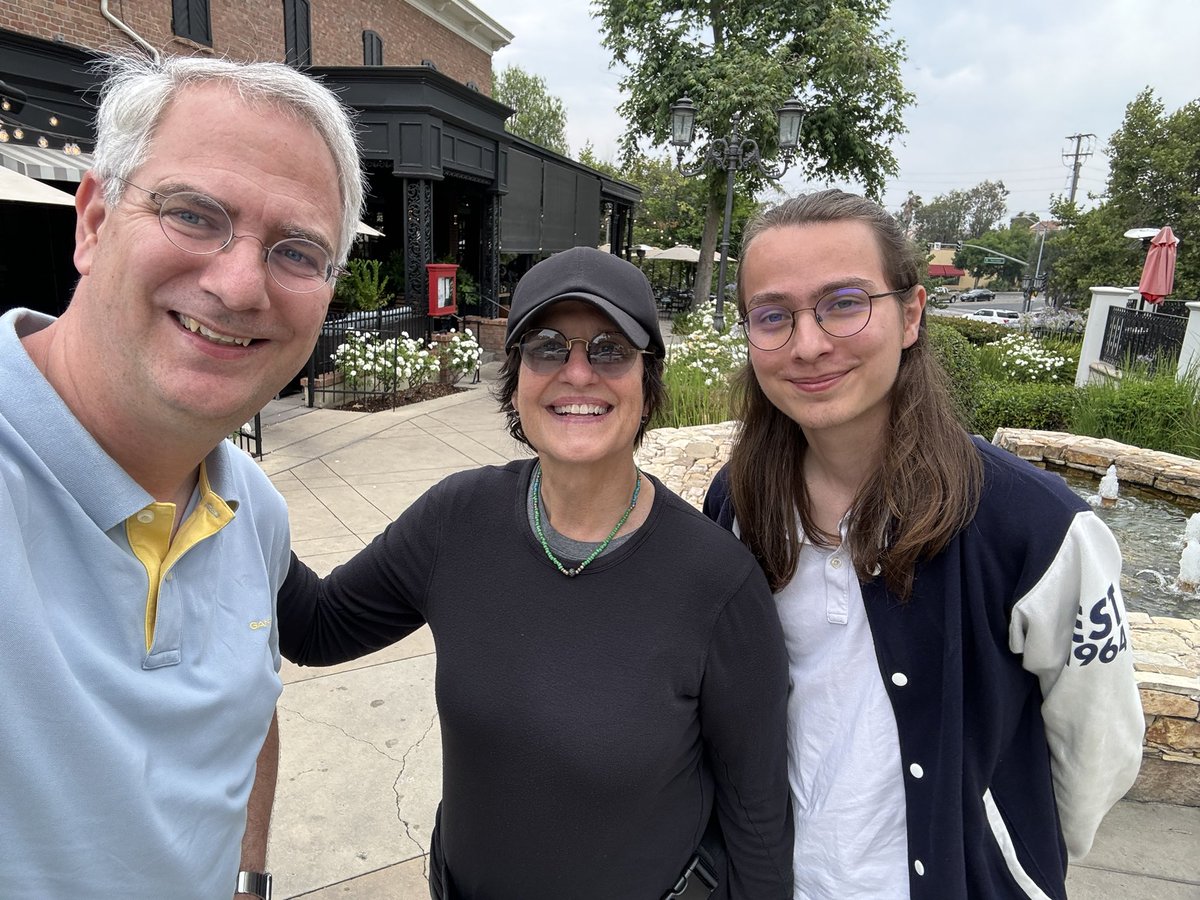superfan_MLE's tweet photo. Had the pleasure for lunch with Linda WallemEtheridge today. We had an intense conversation about our families. My son Jan and I enjoyed it. Funny that Linda and I both saw Melissa in concert for the first time in 1988 and were impressed by her song ‘Occasionally’. @metheridge https://t.co/x3jl0pWLYm