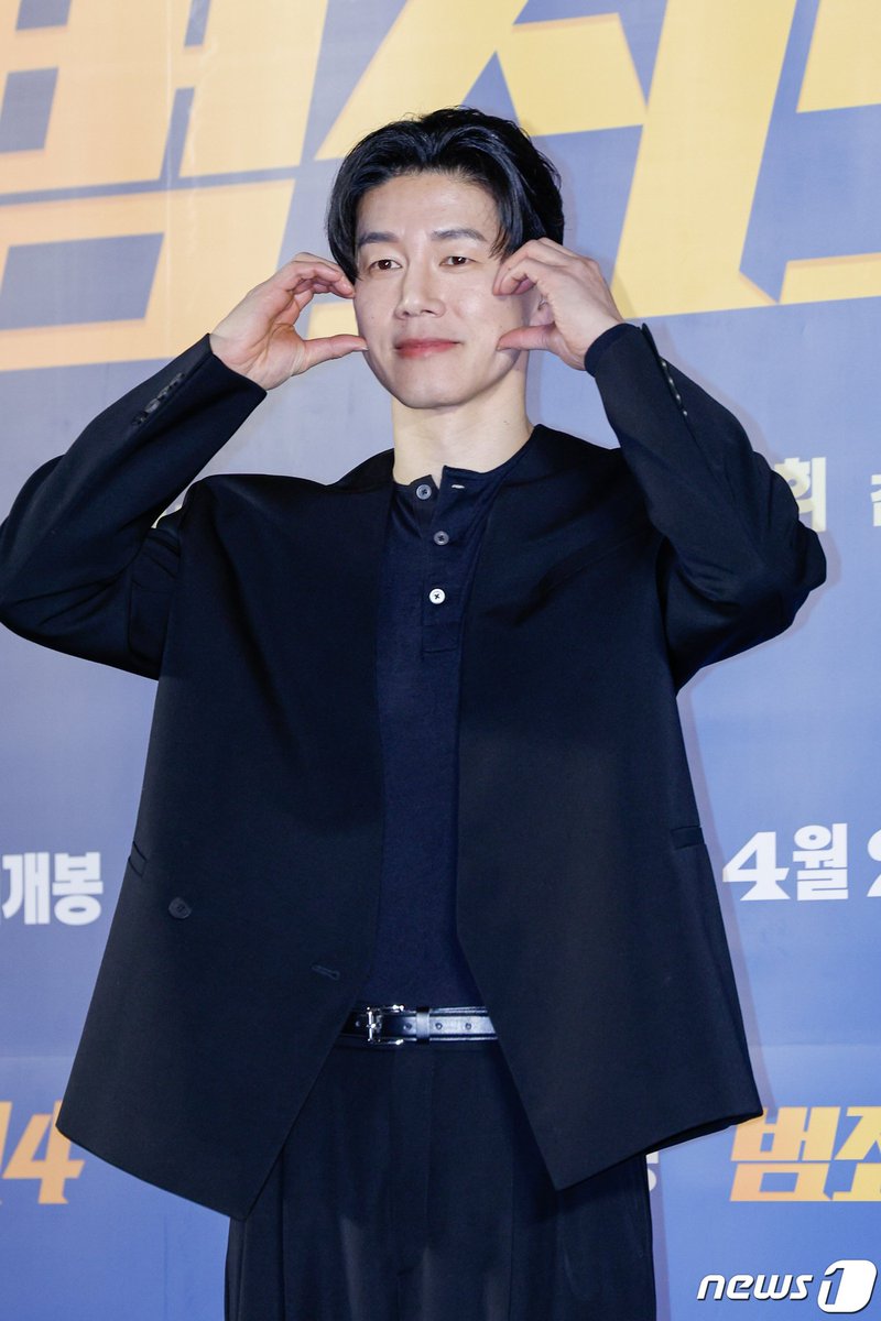 soohyunesia's tweet photo. Actor #KimMooYeol reportedly to join the cast in black comedy drama #KnockOff 

Knock Off has conducted script reading and is scheduled to be released through a global OTT.

→https://t.co/6ye02Iaspj

#KimSooHyun #김수현 https://t.co/iLt8fIADG5