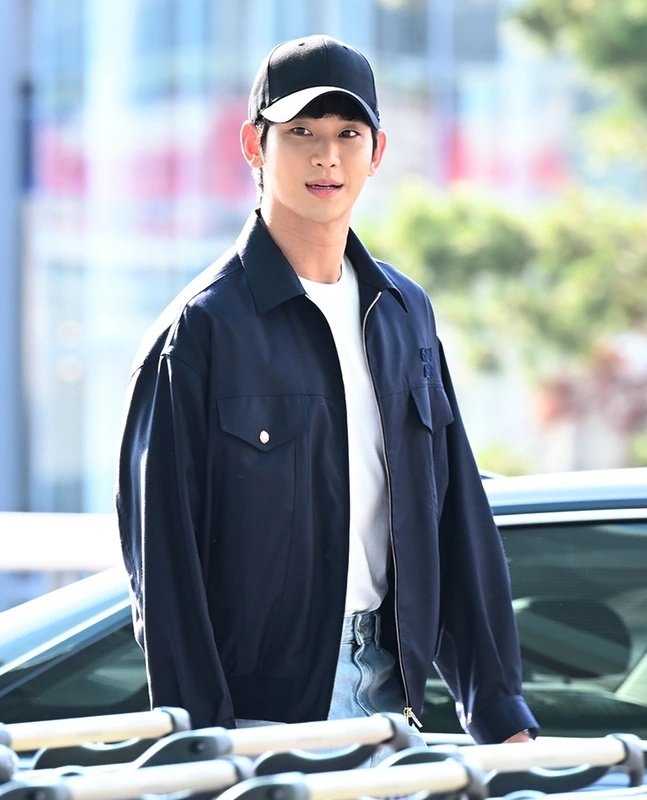 soohyunesia's tweet photo. Actor #KimMooYeol reportedly to join the cast in black comedy drama #KnockOff 

Knock Off has conducted script reading and is scheduled to be released through a global OTT.

→https://t.co/6ye02Iaspj

#KimSooHyun #김수현 https://t.co/iLt8fIADG5