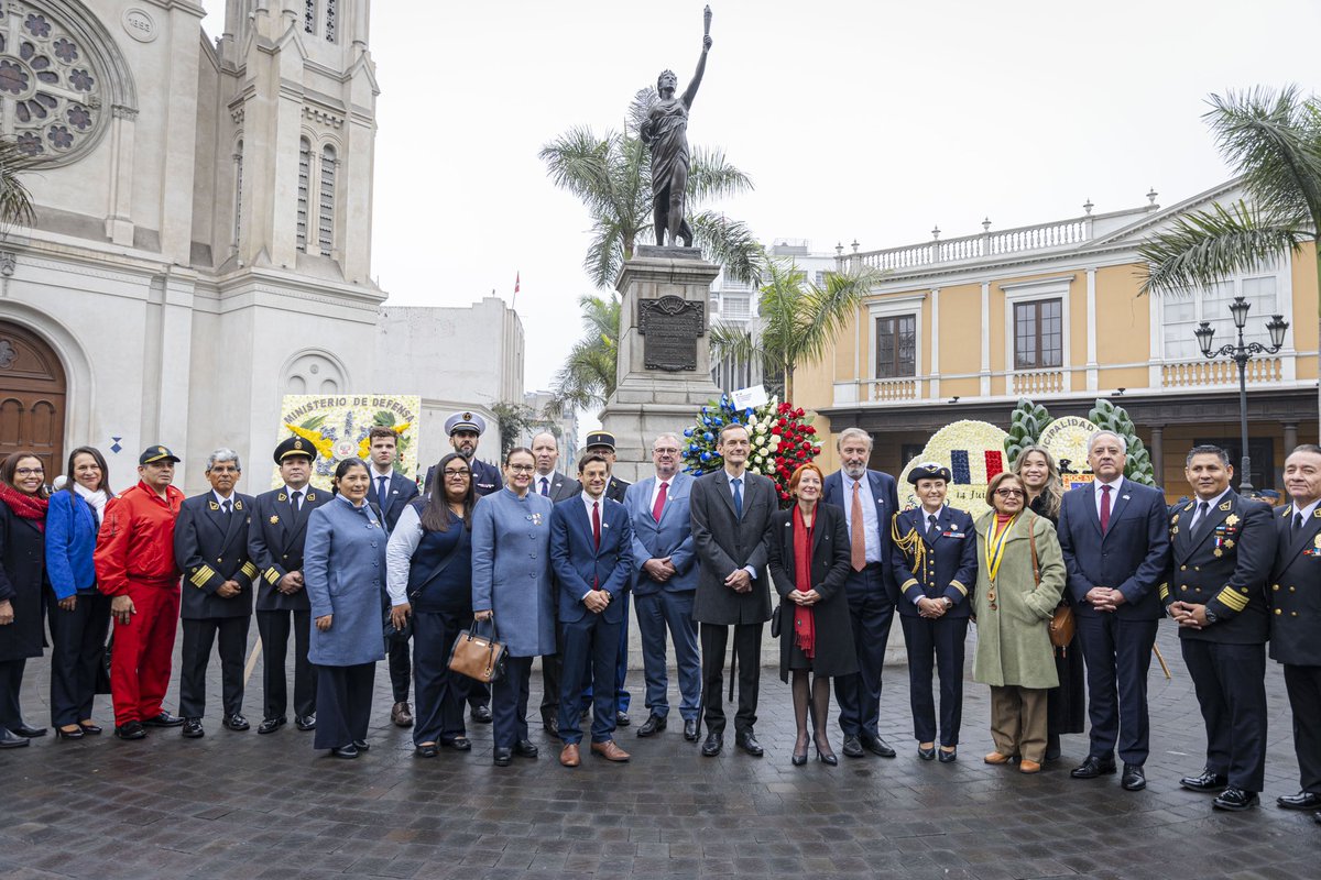 AFLima_Oficial's tweet photo. 🇫🇷 Hoy en la Plaza Francia, se llevó a cabo la ceremonia en honor al Día Nacional de Francia, con la presencia del Sr. Embajador @marcgiacomini y autoridades de la #AFLima, @CancilleriaPeru, @MuniLima, @MindefPeru, @pf3lima, @fapperu y @lfrancope https://t.co/VMhPQRsx5M