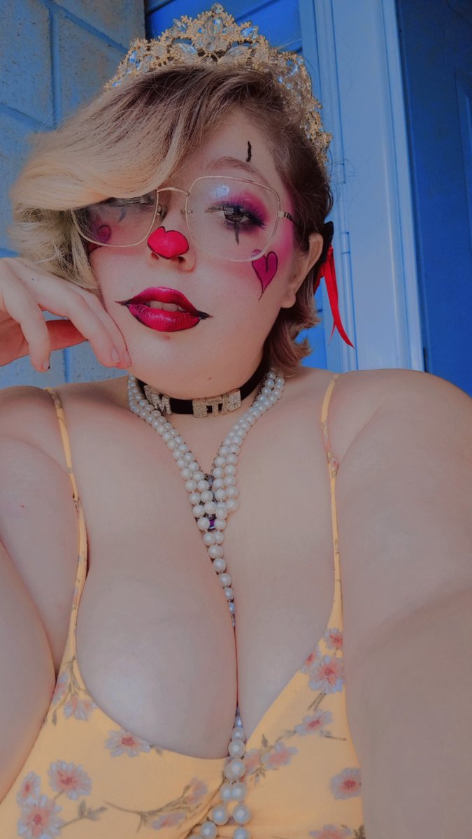 plumpypandy's tweet photo. PlumpyPandy 
.
Introducing Fortnite Friday 😸😸 
I'll be doing an evening gaming session. You can join me and join my party 
#bigoliveapp #bigolive #bigostreaming #bigoliveusa #bigousa #livestreamer #streamergirl #gamergirls #stonerchick #gothgirl #clowngirl #clownface https://t.co/G11zfhtBSR