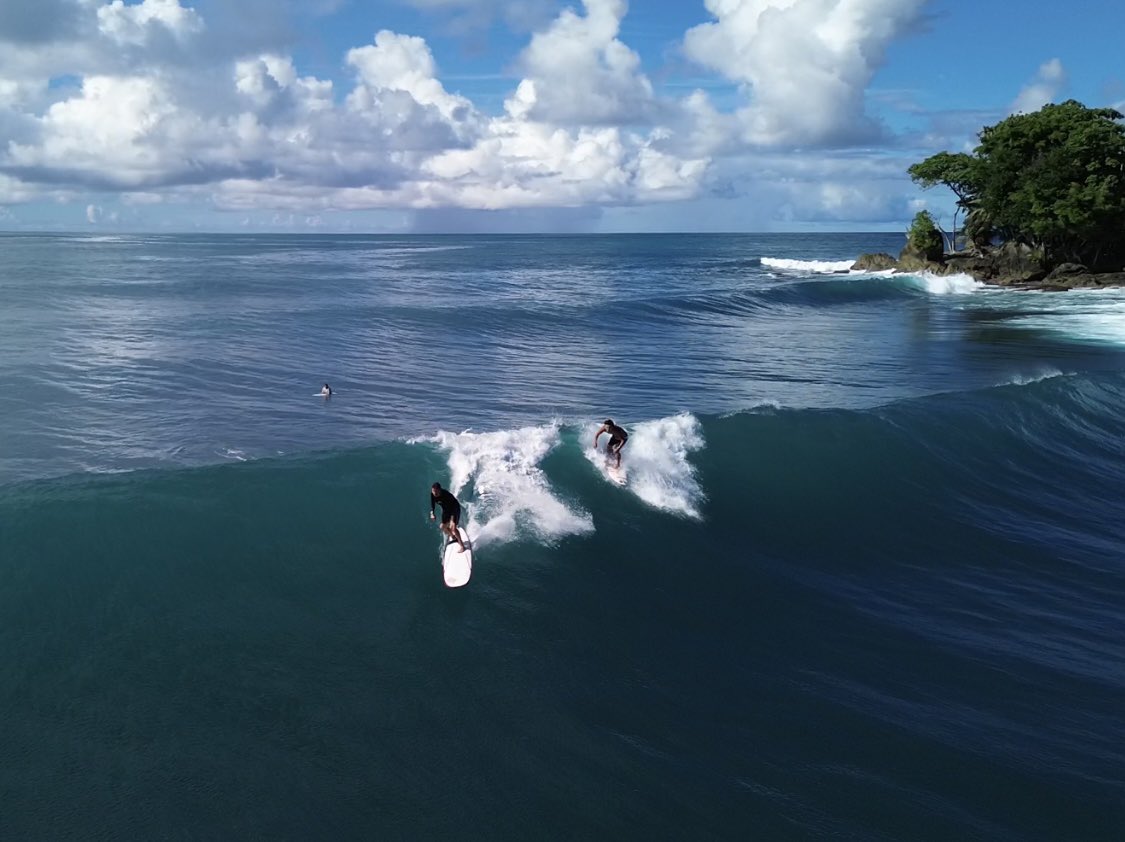 hamborsurf's tweet photo. Tengo un montón de fotos en mi último viaje 🇮🇩 aquí  viviendo la vida junto a mi hermano mi gran amigo @NicoFCG  amigo de verdad con el comparto tiempo dentro del agua y fuera del mar amigos de agua y tierra son pocos y los que son son especiales que Queiro mucho hermano 🙌🙏♥️ https://t.co/1ml3yP4BXT