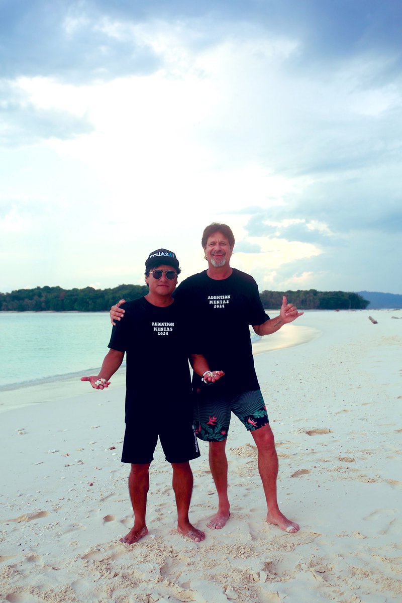 hamborsurf's tweet photo. Tengo un montón de fotos en mi último viaje 🇮🇩 aquí  viviendo la vida junto a mi hermano mi gran amigo @NicoFCG  amigo de verdad con el comparto tiempo dentro del agua y fuera del mar amigos de agua y tierra son pocos y los que son son especiales que Queiro mucho hermano 🙌🙏♥️ https://t.co/1ml3yP4BXT