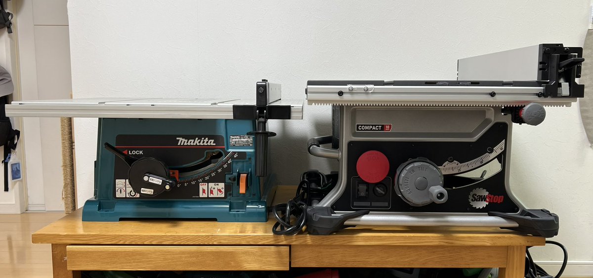 nekolab2's tweet photo. Saw Stop、やっと試せます😅

2703とコンパクトの比較、ワイドは2703の方が大きいですが、サイズ感は同じ印象ですね🤔

重さは圧倒的に2703の方が軽いです😅 https://t.co/pwYtveRyTn