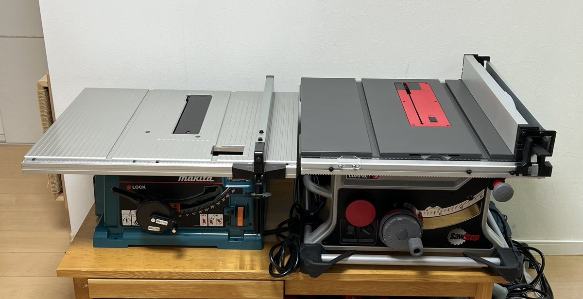 nekolab2's tweet photo. Saw Stop、やっと試せます😅

2703とコンパクトの比較、ワイドは2703の方が大きいですが、サイズ感は同じ印象ですね🤔

重さは圧倒的に2703の方が軽いです😅 https://t.co/pwYtveRyTn
