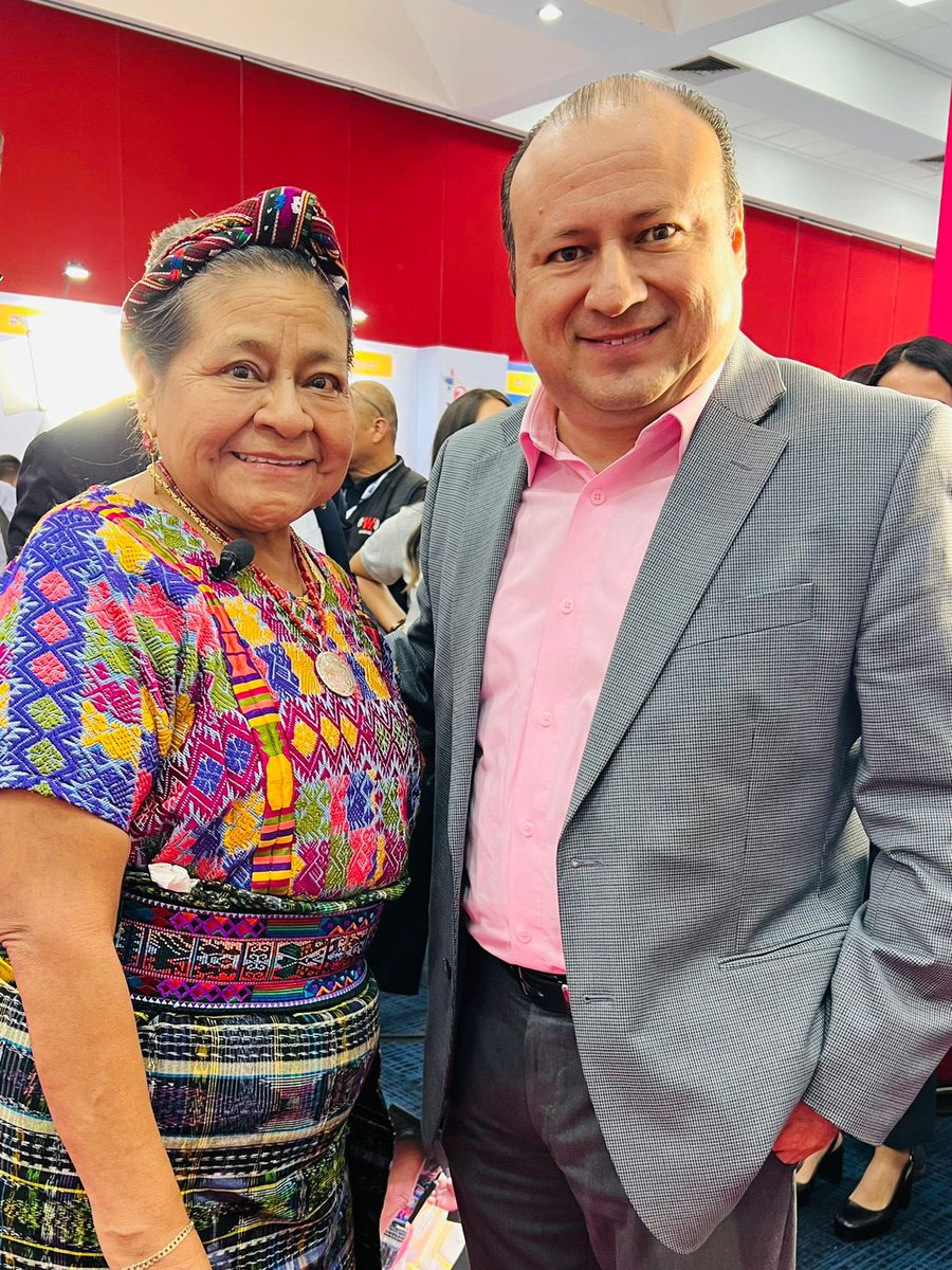 SamuelMunozG's tweet photo. Me dio gusto saludar a Rigoberta Menchú, Premio Nobel de la Paz 1992 🙏 https://t.co/2PyzDw5E52