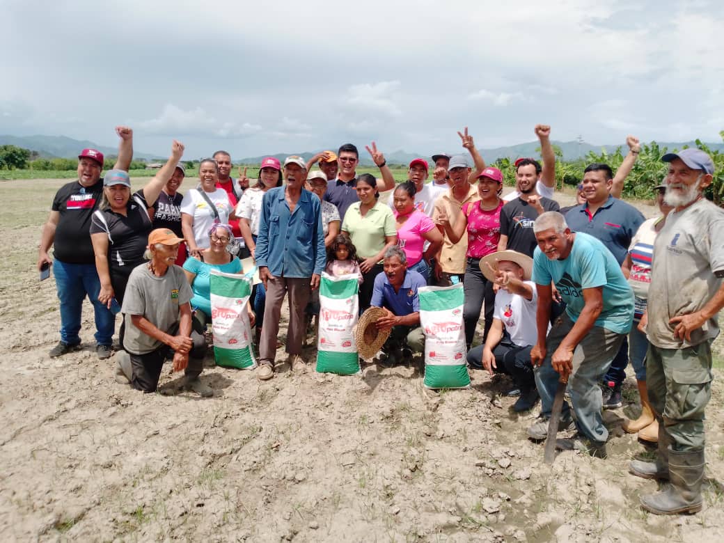 Viceagrourbana's tweet photo. 🌱 Equipo del @araguaminppau se trasladó hasta el sector La Natividad, mpio. José Ángel Lamas, y sostuvo encuentro con 51 productores/as, que fueron beneficiados con insumos para iniciar el proyecto del Banco Local de Semillas.

@NicolasMaduro 

#LaPoesíaNosUne https://t.co/iKsMXNj6jL