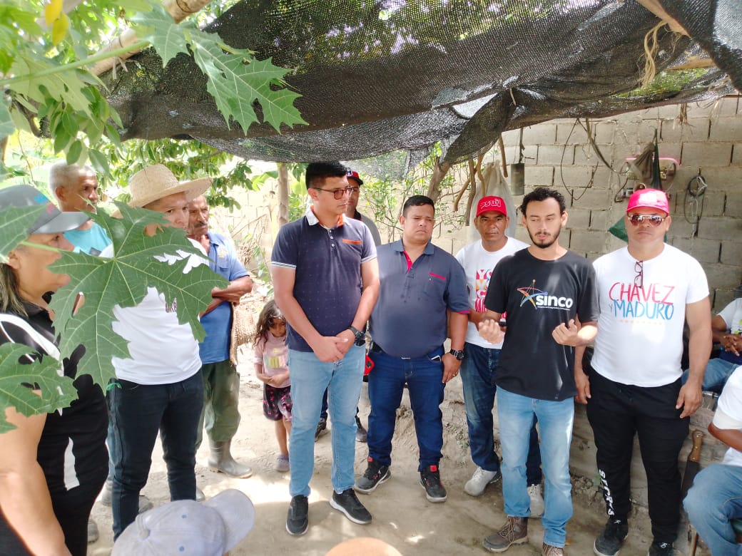 Viceagrourbana's tweet photo. 🌱 Equipo del @araguaminppau se trasladó hasta el sector La Natividad, mpio. José Ángel Lamas, y sostuvo encuentro con 51 productores/as, que fueron beneficiados con insumos para iniciar el proyecto del Banco Local de Semillas.

@NicolasMaduro 

#LaPoesíaNosUne https://t.co/iKsMXNj6jL